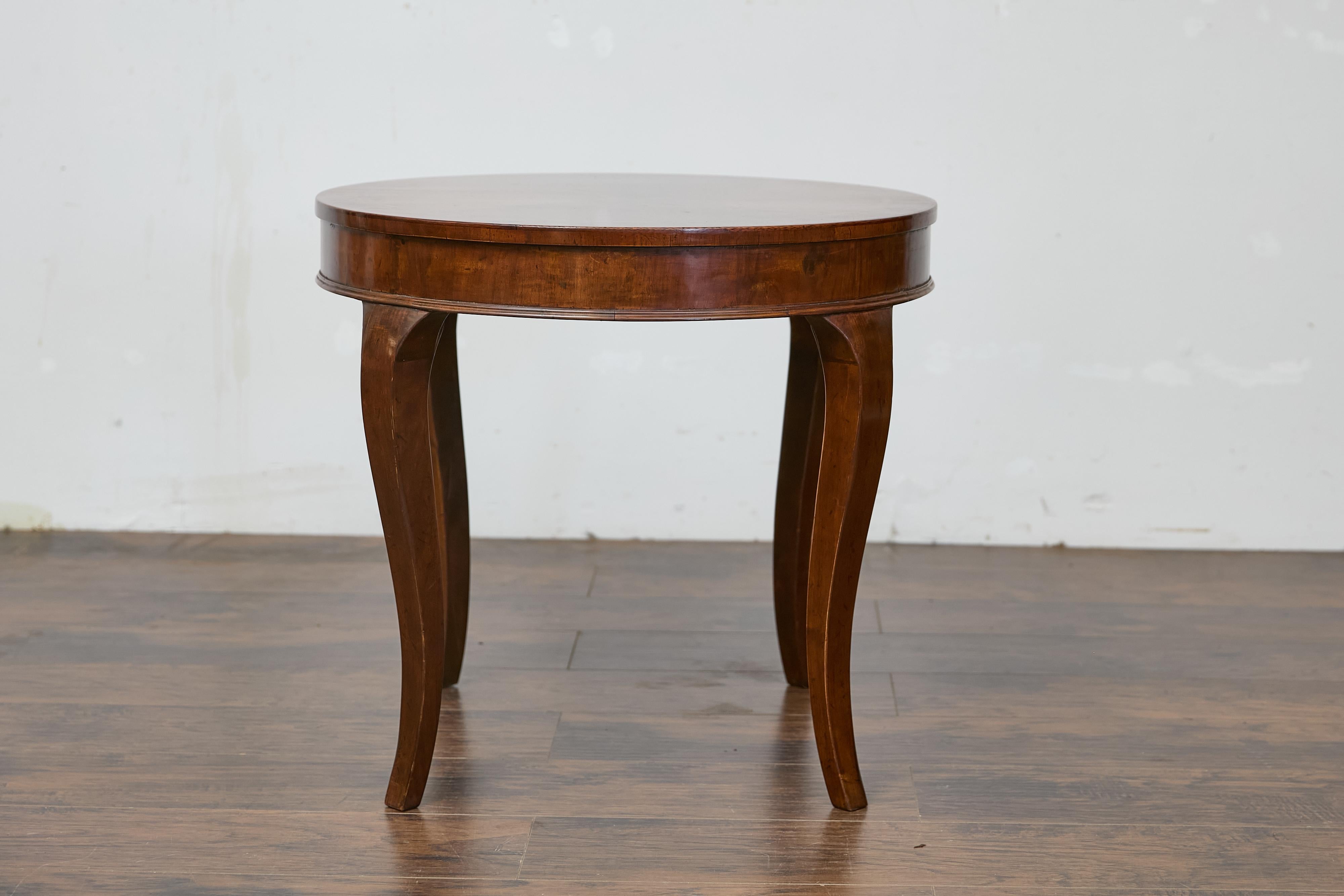 Italienischer Tisch aus Nussbaumholz mit runder Quarzfurnierplatte und Cabriole-Beinen im Angebot 4