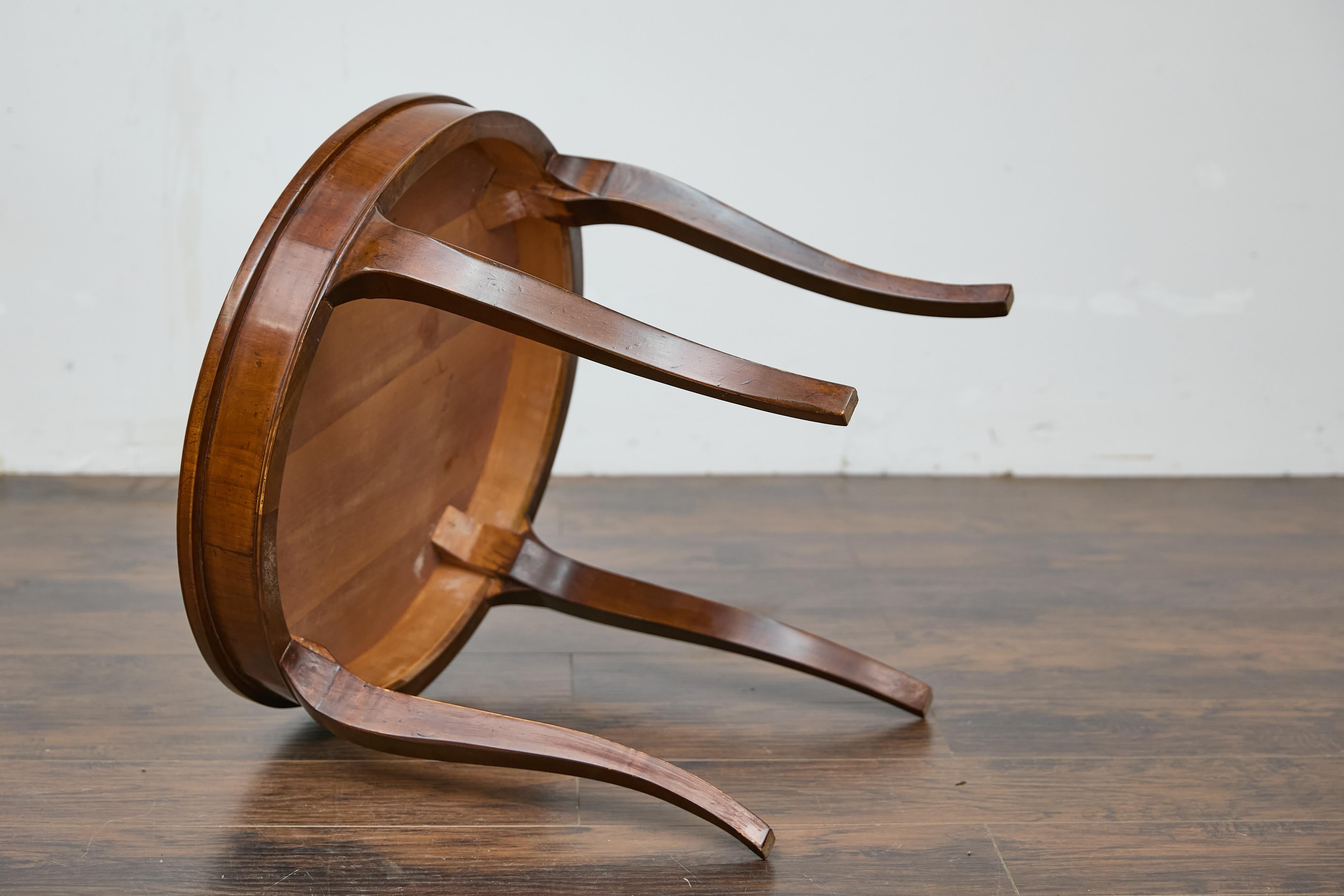 Italienischer Tisch aus Nussbaumholz mit runder Quarzfurnierplatte und Cabriole-Beinen im Angebot 7