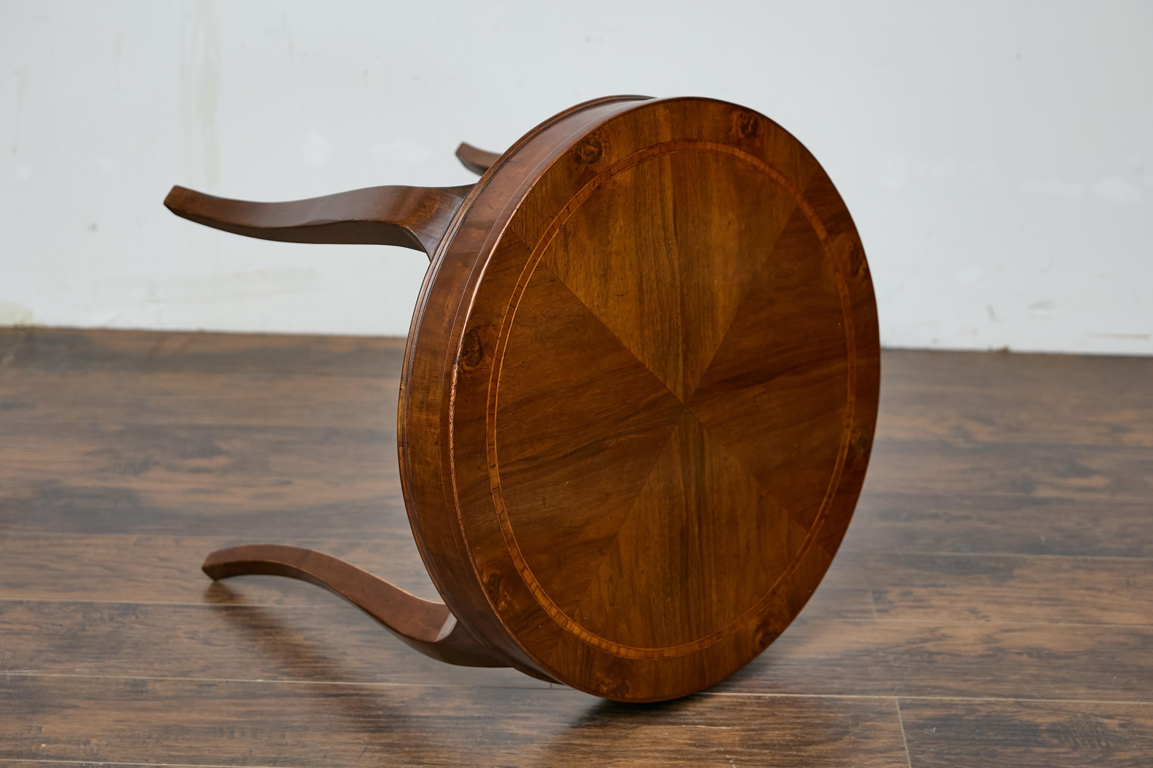 Italienischer Tisch aus Nussbaumholz mit runder Quarzfurnierplatte und Cabriole-Beinen im Angebot 9