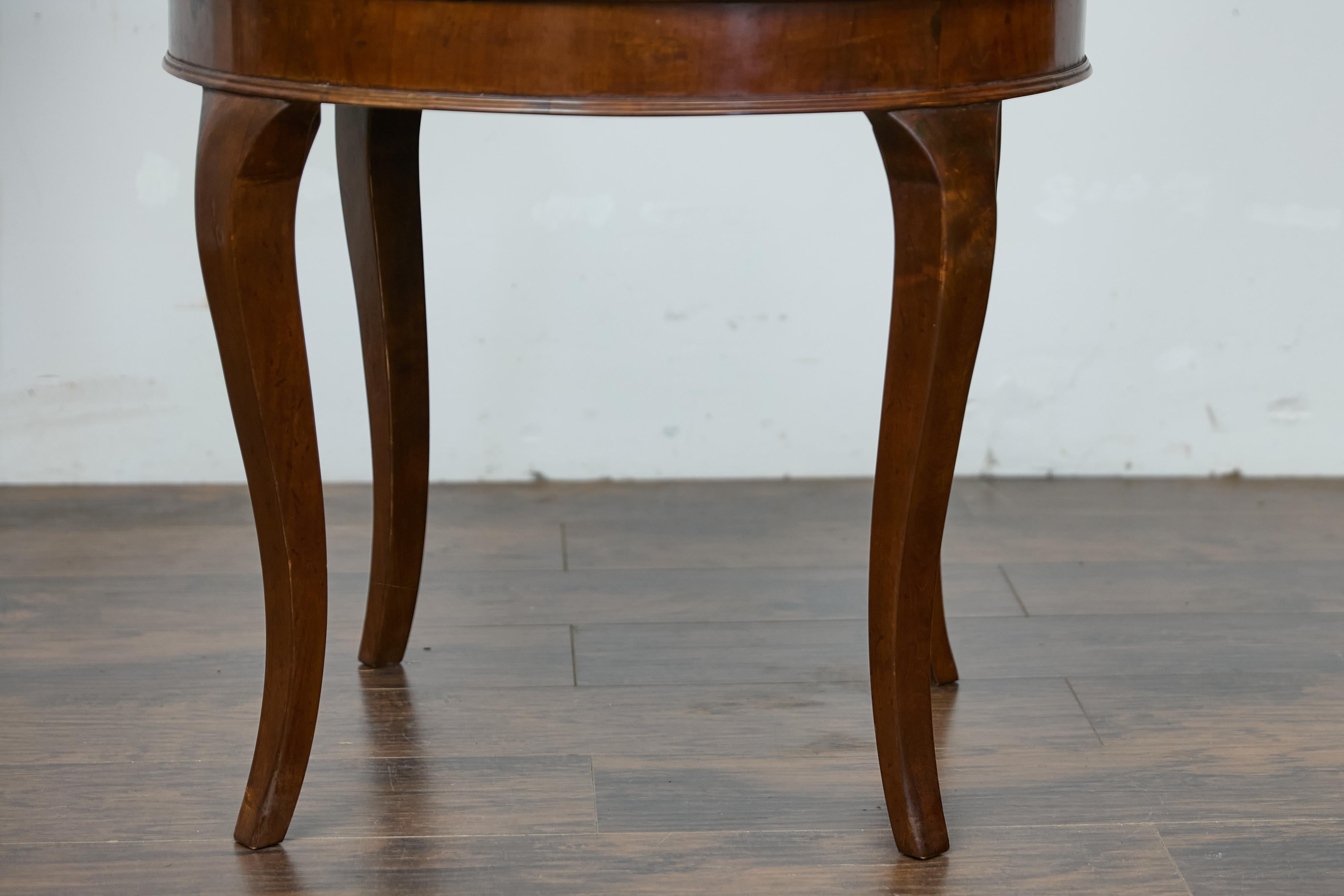 Italienischer Tisch aus Nussbaumholz mit runder Quarzfurnierplatte und Cabriole-Beinen (Furnier) im Angebot