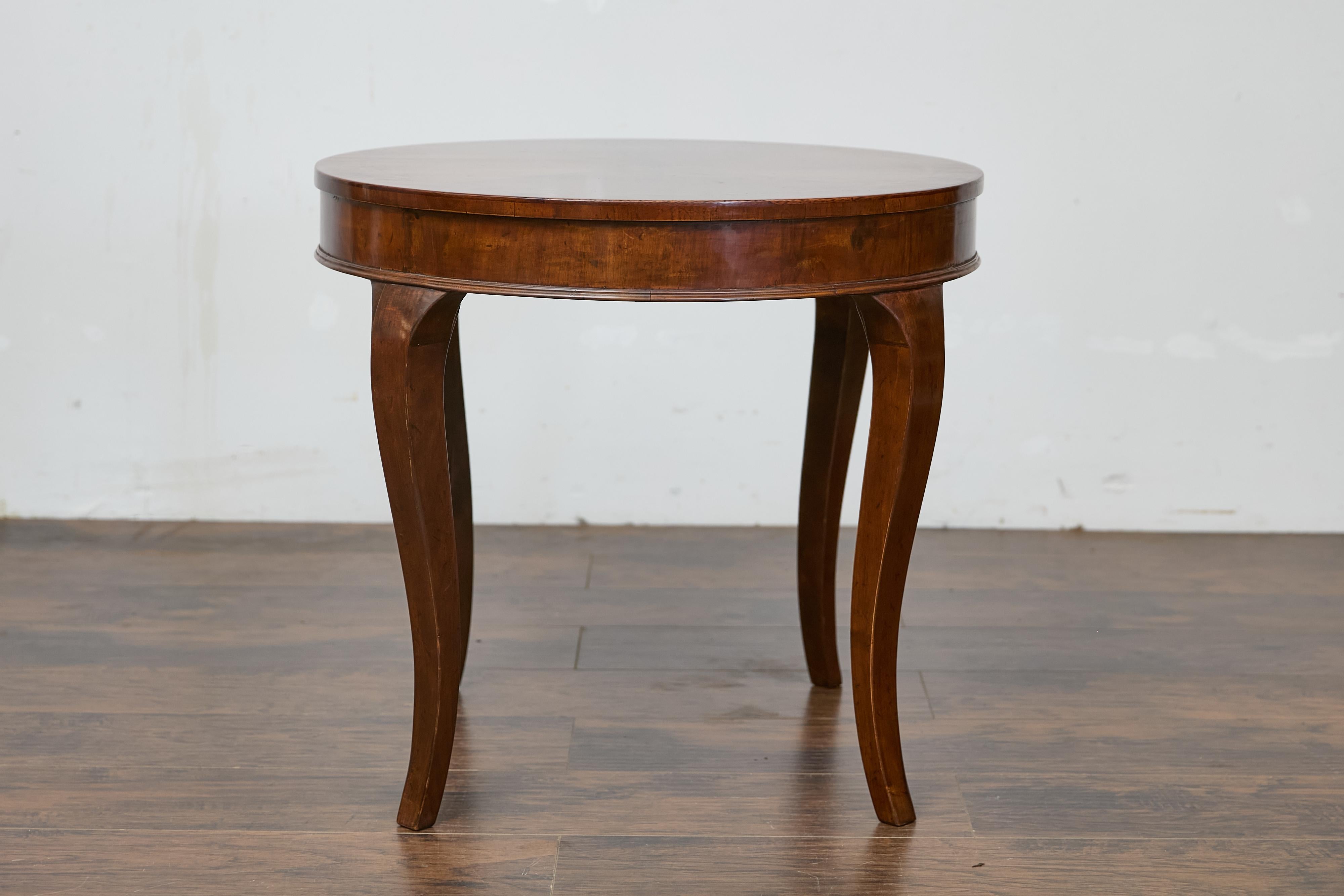 Italienischer Tisch aus Nussbaumholz mit runder Quarzfurnierplatte und Cabriole-Beinen im Angebot 2