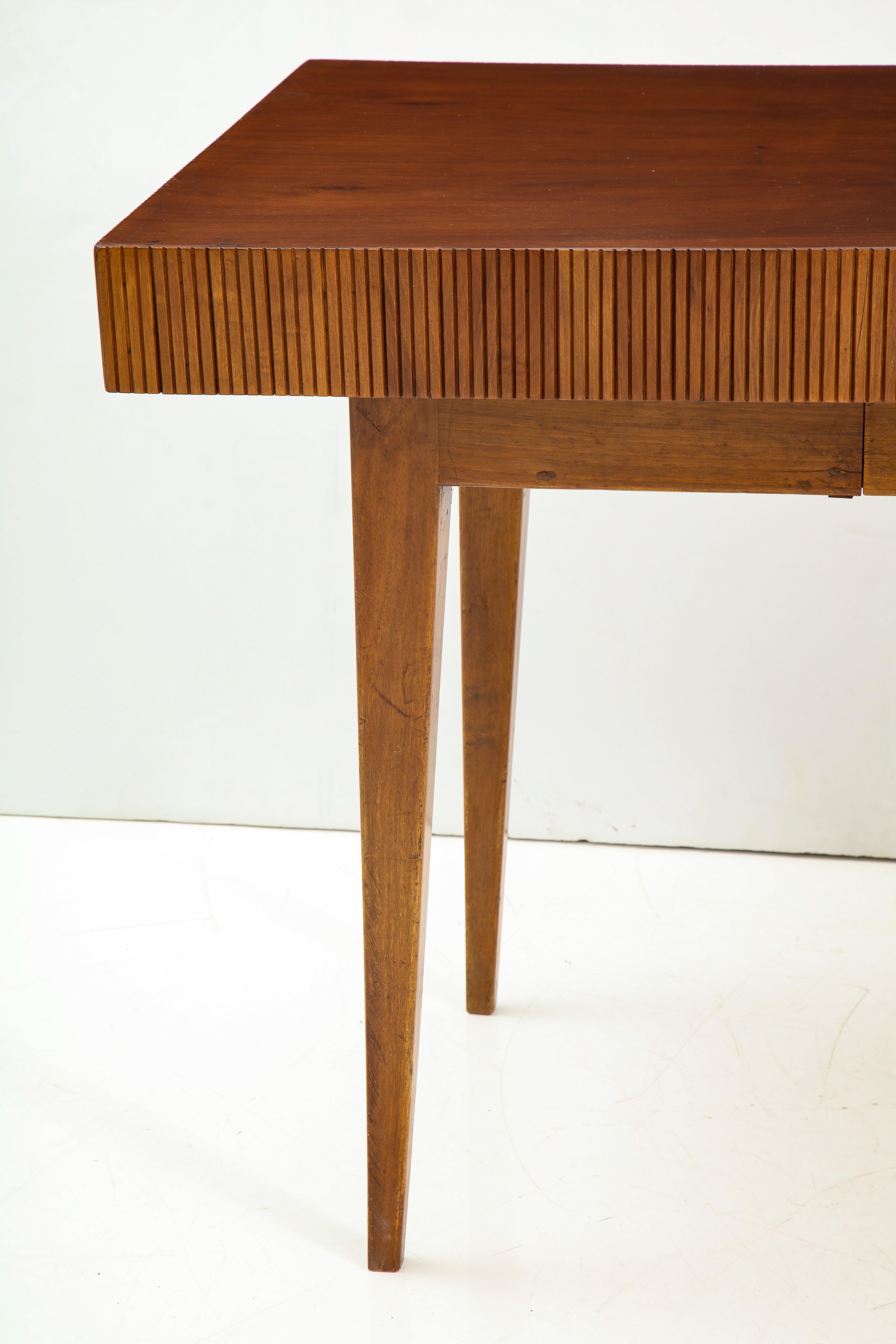 Italian Walnut Table with Single Drawer and Tapered Legs, Style of Gio Ponti (Moderne der Mitte des Jahrhunderts)