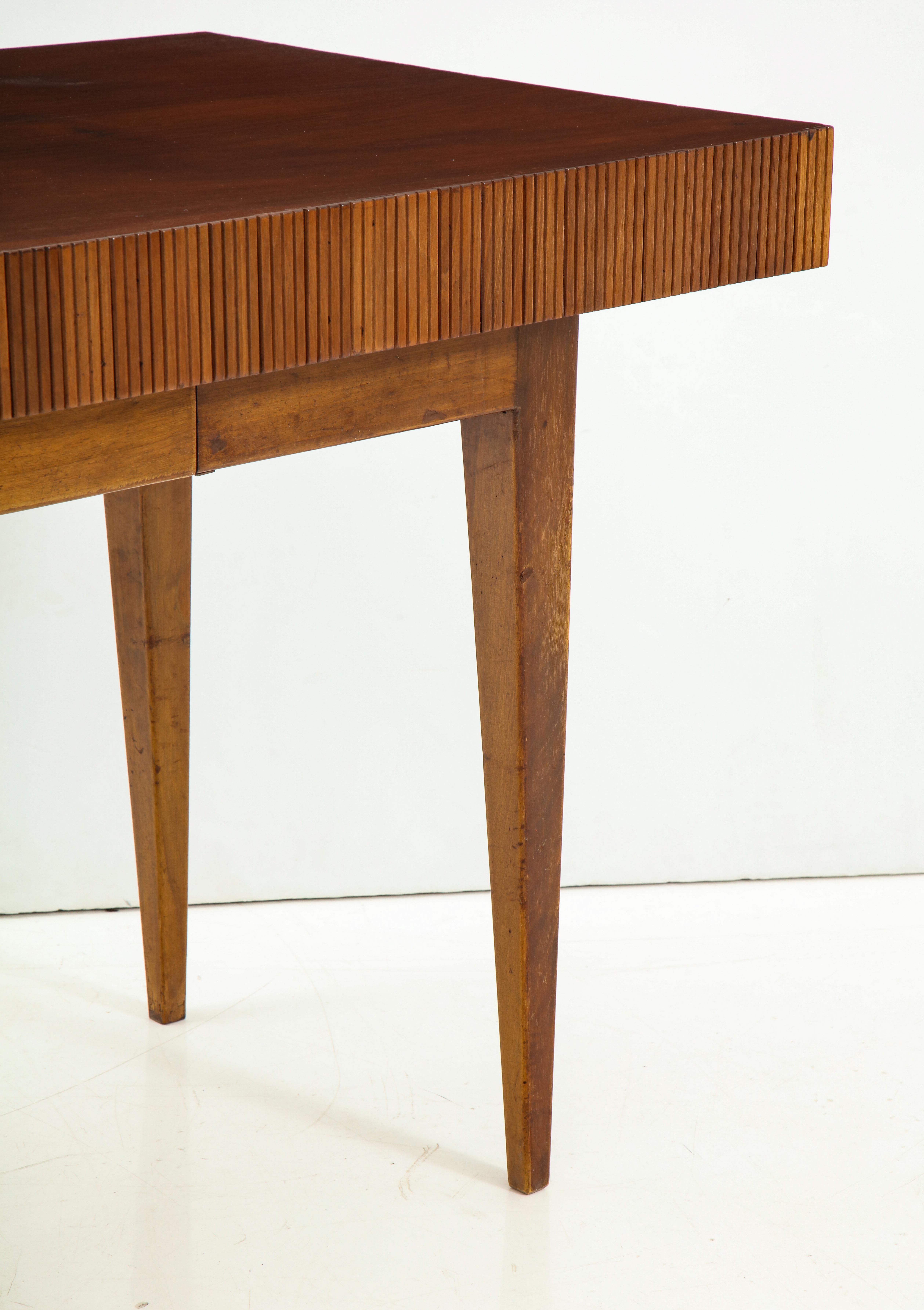 Italian Walnut Table with Single Drawer and Tapered Legs, Style of Gio Ponti (Mitte des 20. Jahrhunderts)