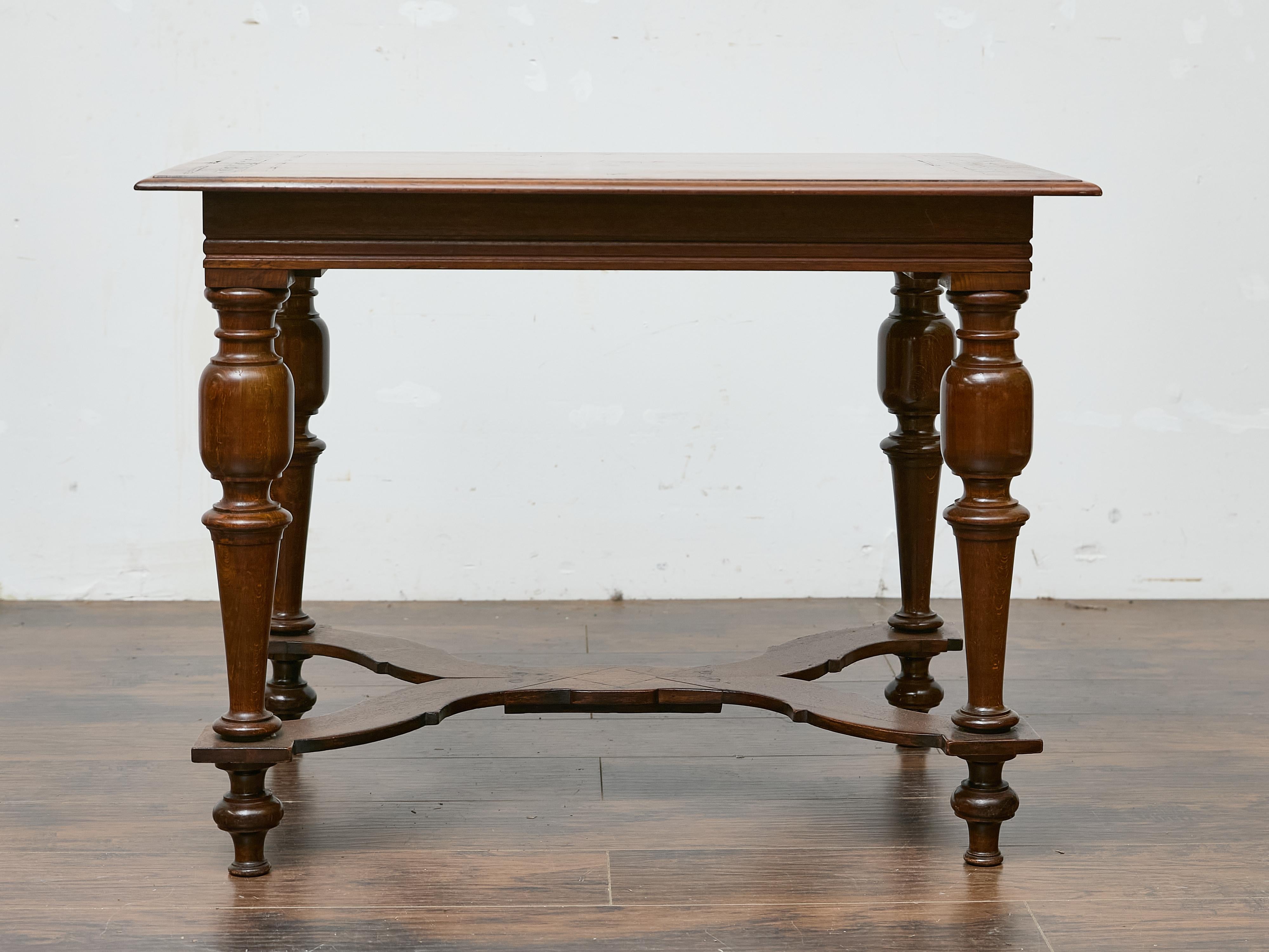 Italienischer Tisch aus Nussbaumholz mit Sternintarsien und gedrechselten Beinen, 19. Jahrhundert im Angebot 5