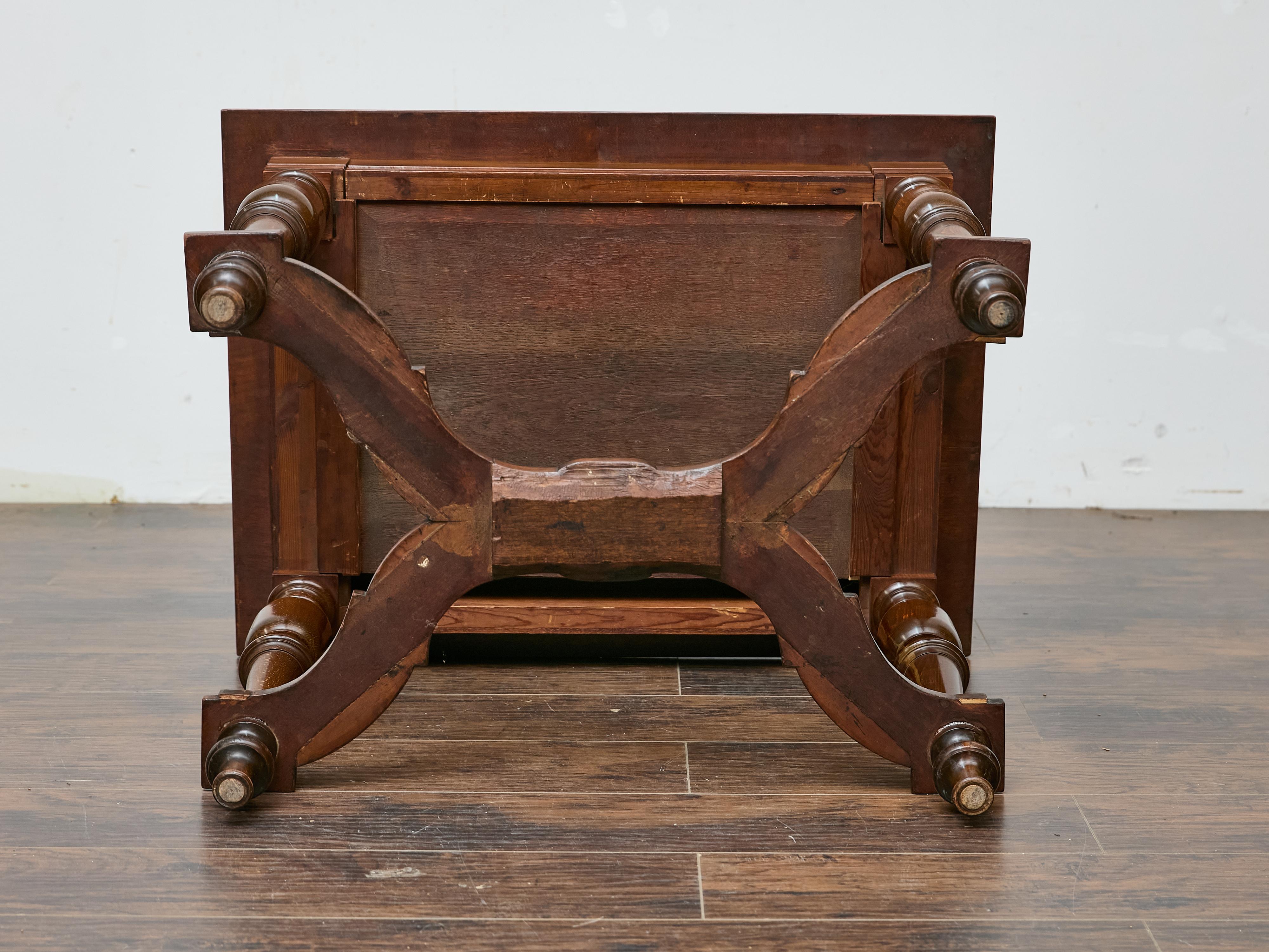 Italienischer Tisch aus Nussbaumholz mit Sternintarsien und gedrechselten Beinen, 19. Jahrhundert im Angebot 7