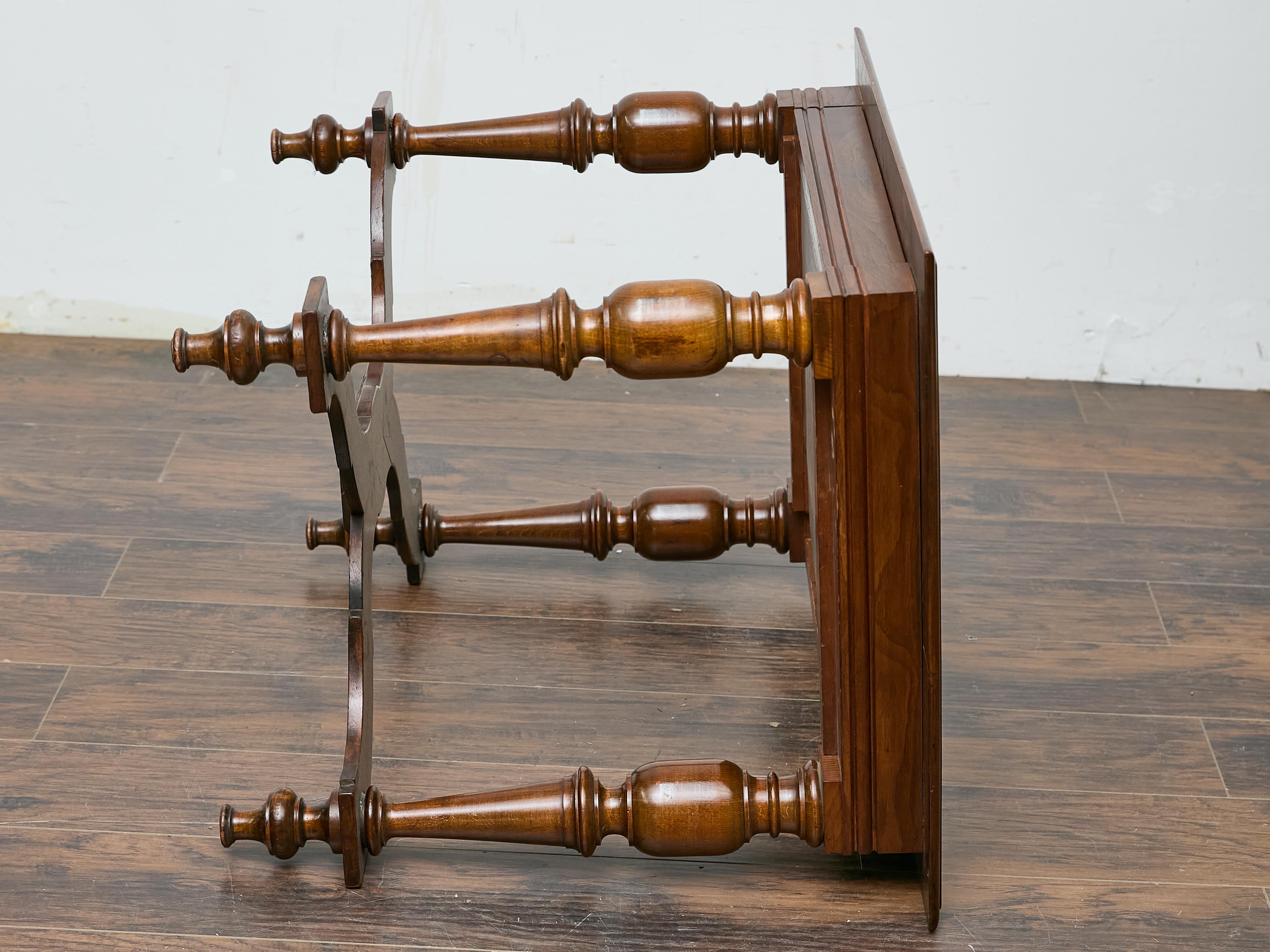 Italienischer Tisch aus Nussbaumholz mit Sternintarsien und gedrechselten Beinen, 19. Jahrhundert im Angebot 9
