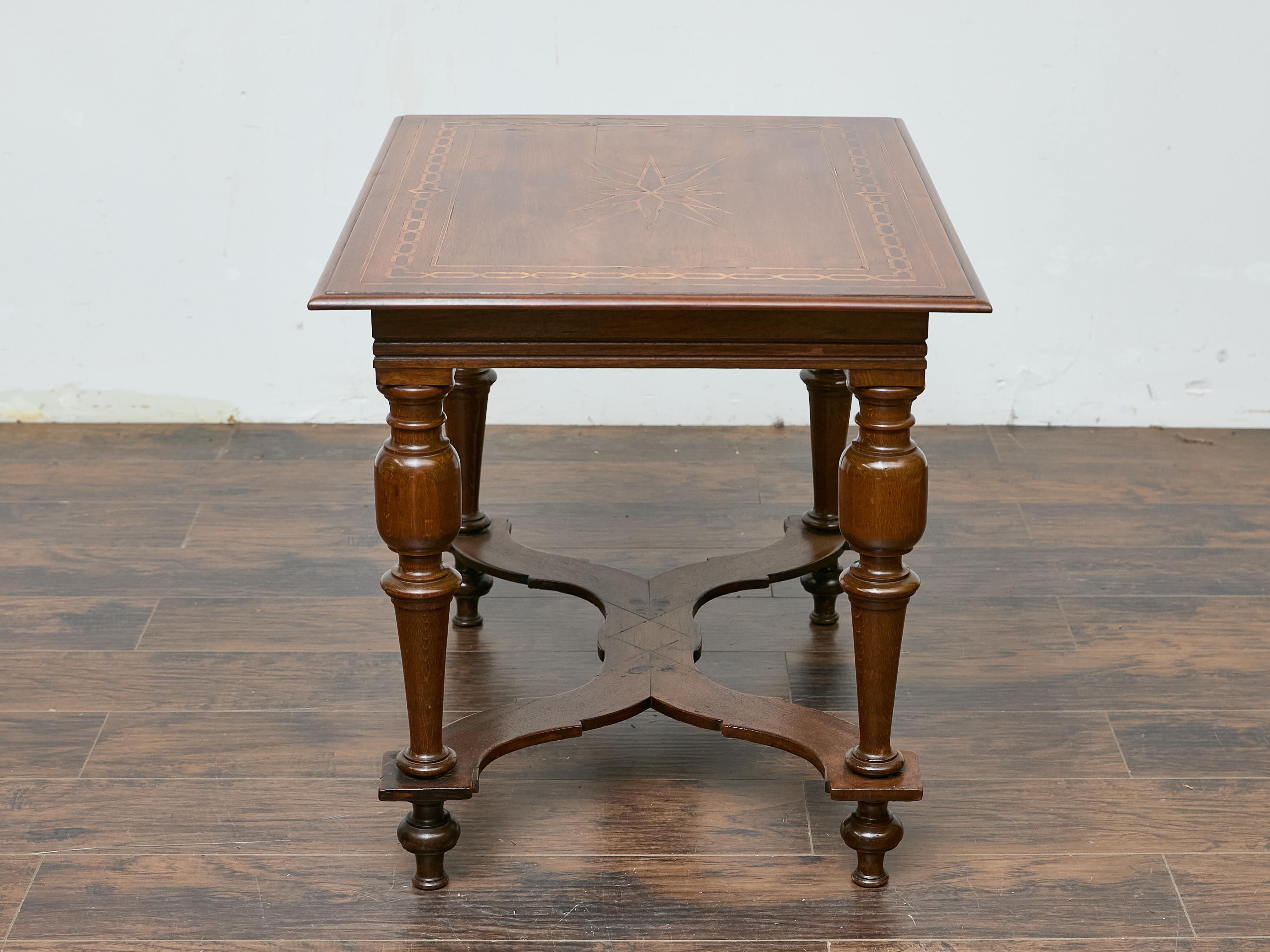 Italienischer Tisch aus Nussbaumholz mit Sternintarsien und gedrechselten Beinen, 19. Jahrhundert (Holz) im Angebot