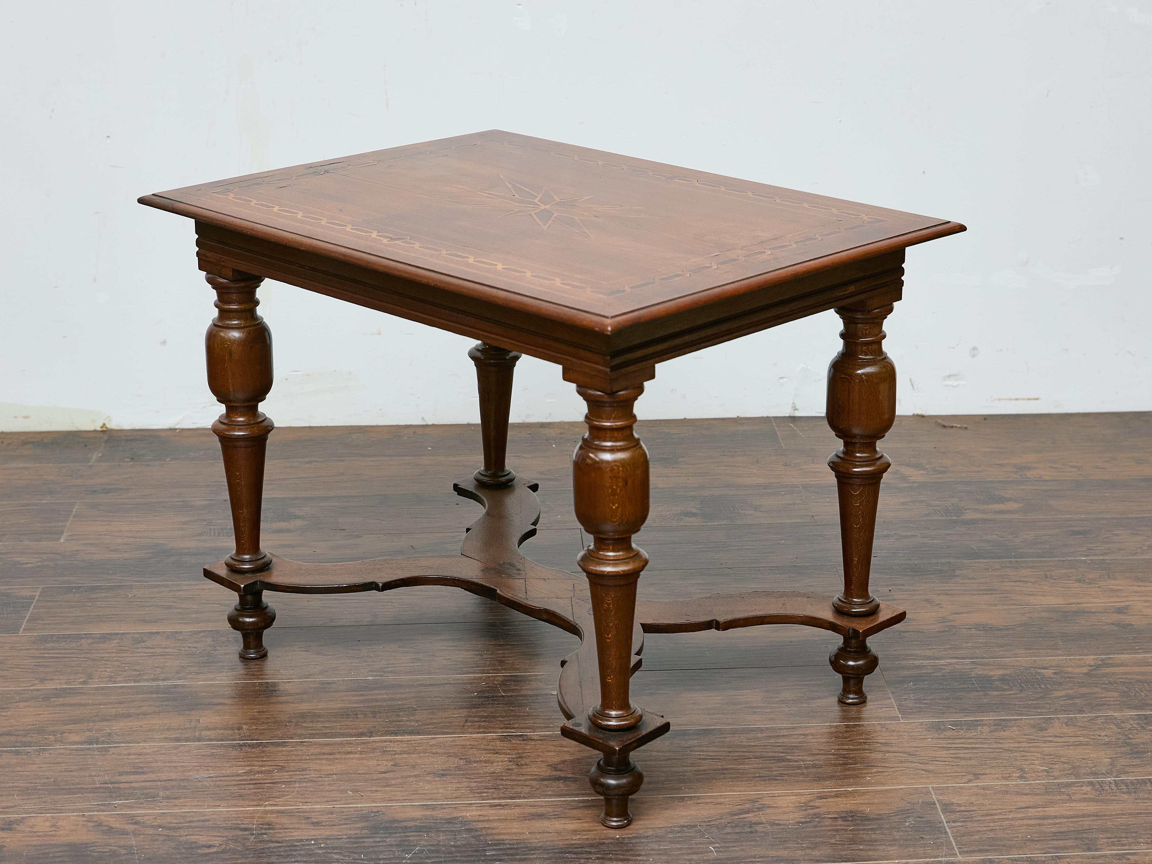 Italienischer Tisch aus Nussbaumholz mit Sternintarsien und gedrechselten Beinen, 19. Jahrhundert im Angebot 2