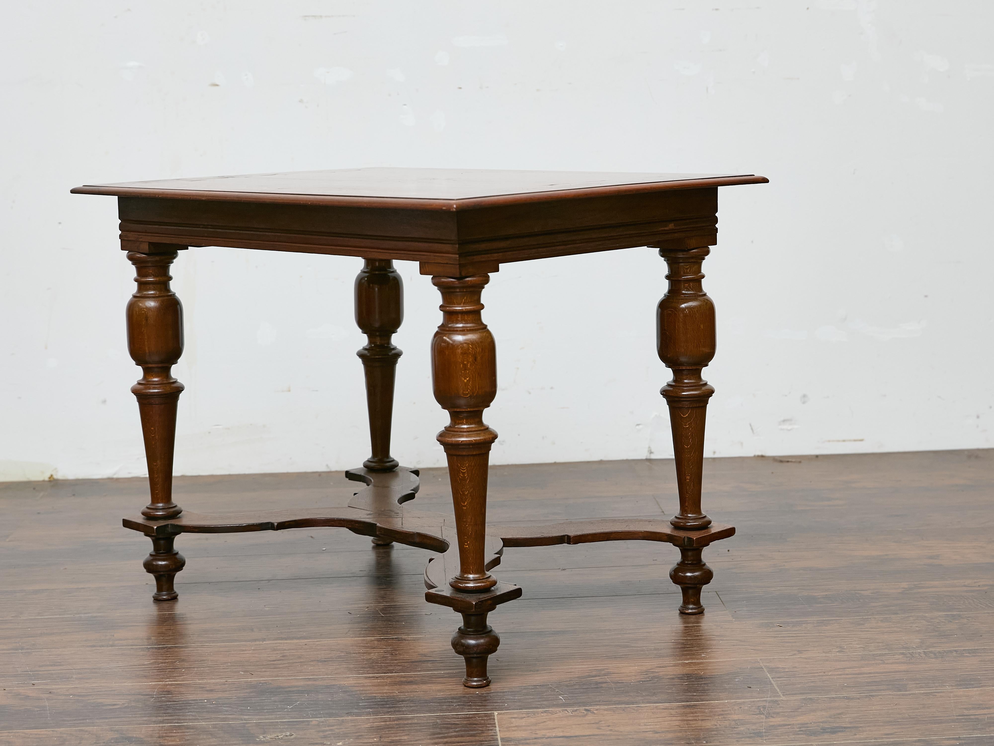 Italienischer Tisch aus Nussbaumholz mit Sternintarsien und gedrechselten Beinen, 19. Jahrhundert im Angebot 3