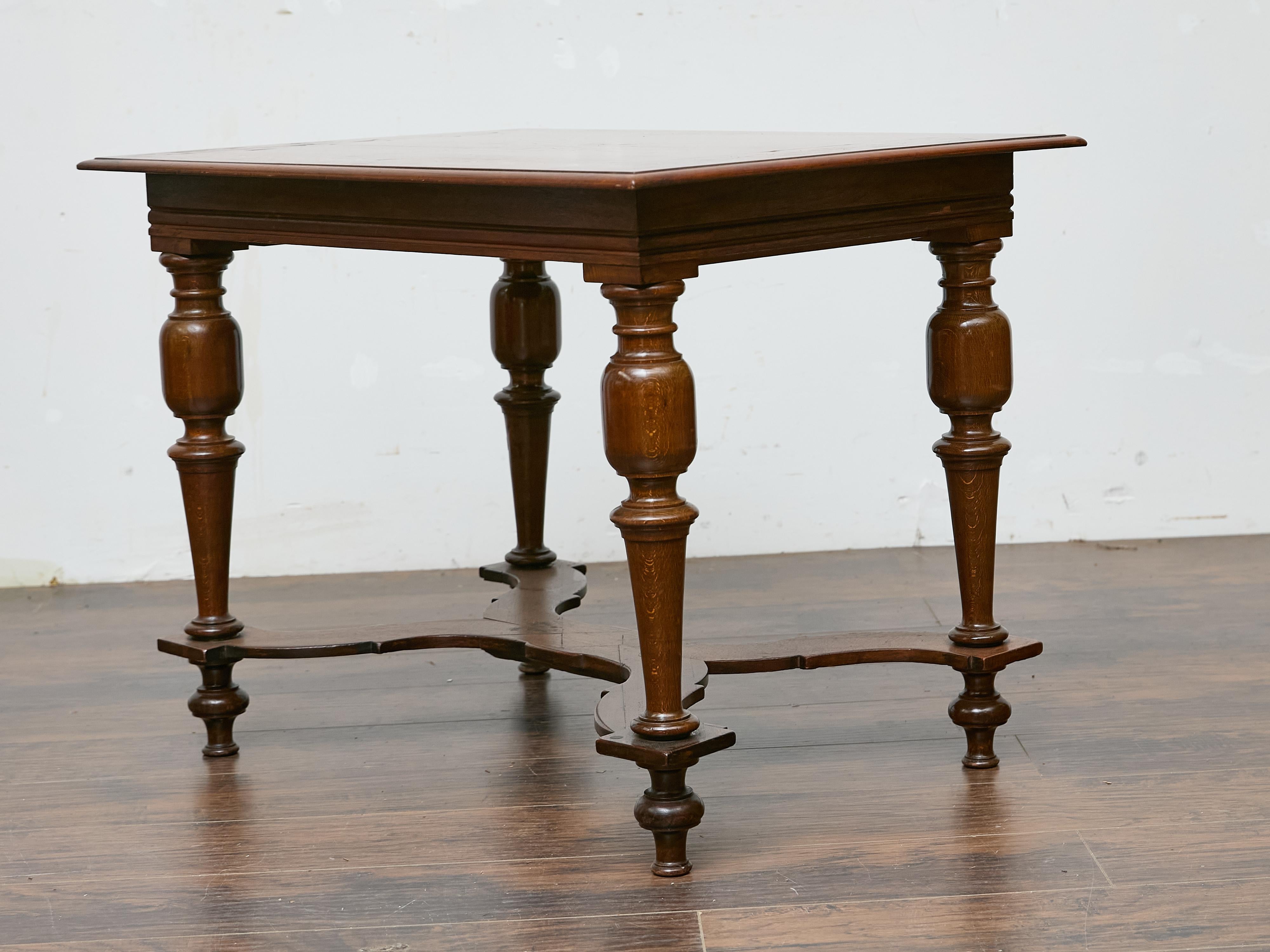 Italienischer Tisch aus Nussbaumholz mit Sternintarsien und gedrechselten Beinen, 19. Jahrhundert im Angebot 4