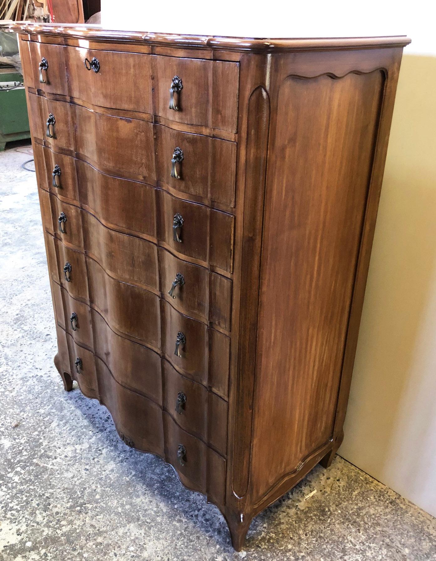Italian Walnut Tallboy from 1960, Original Curved Shaped Drawers, Period Handles In Good Condition In Buggiano, IT