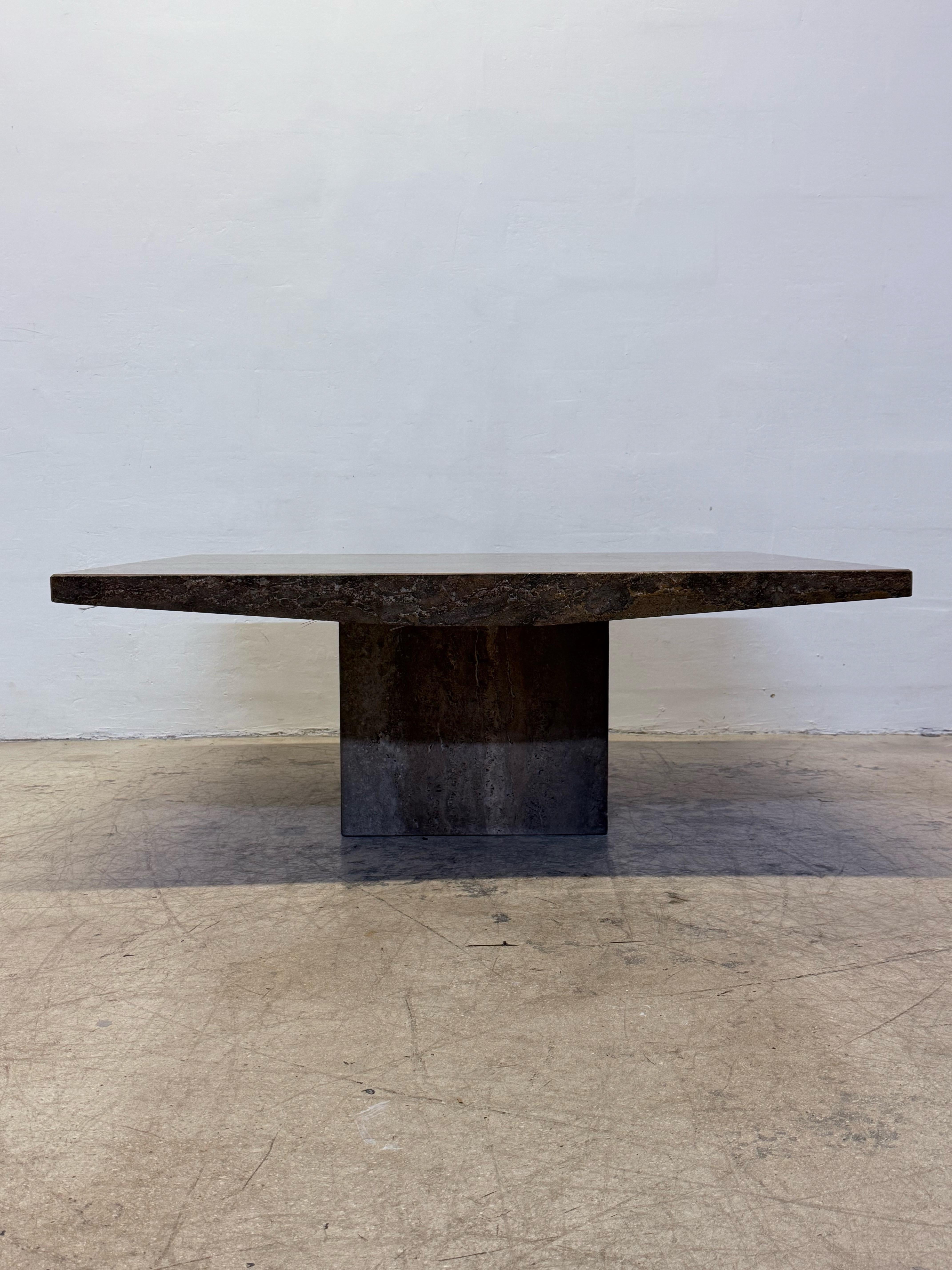 Table à café ou à cocktail en travertin de noyer italien avec bords arrondis, années 1990 - 1 o en vente 4