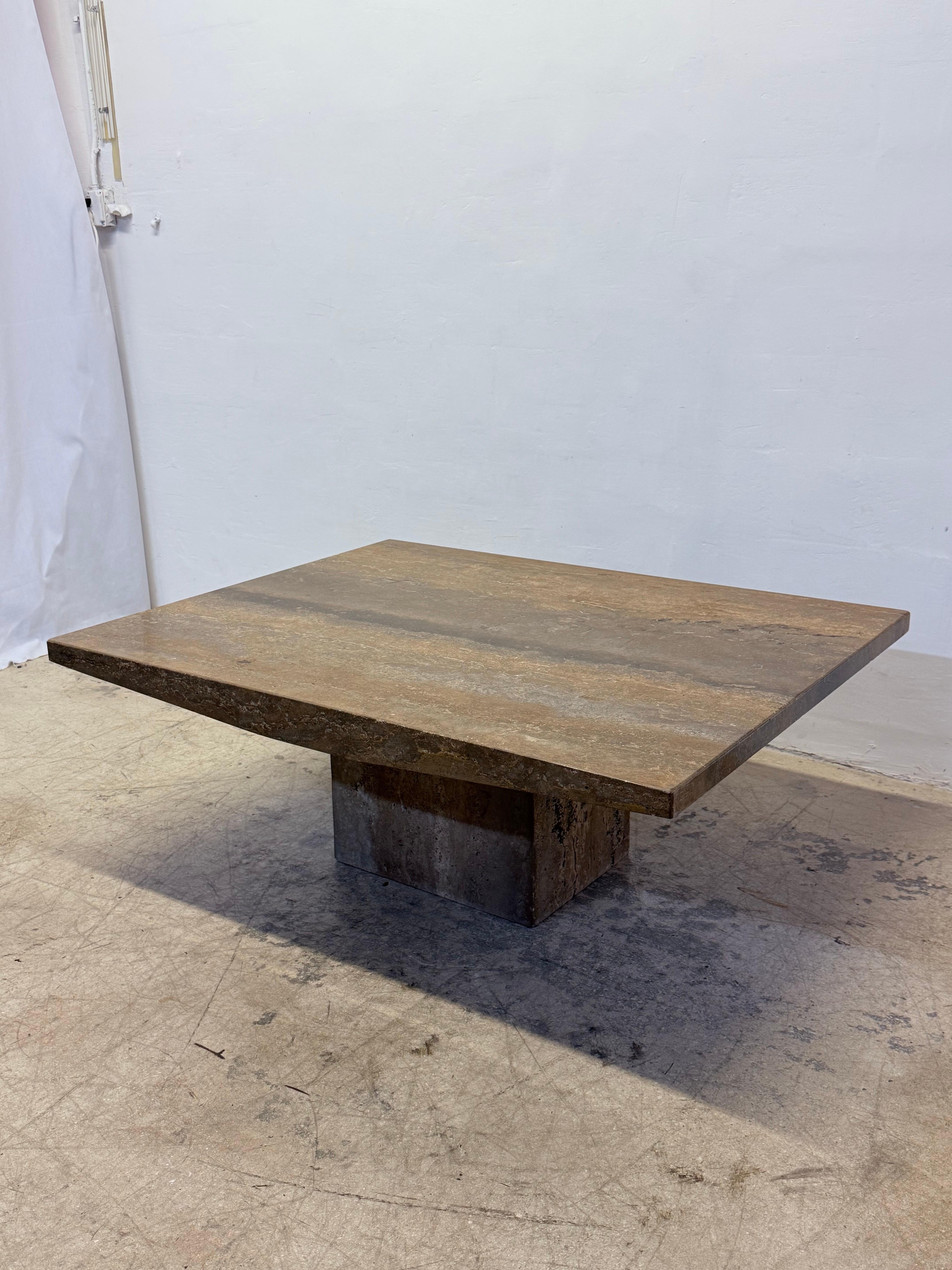 Table basse ou table de cocktail en travertin italien en noyer foncé ou à bords arrondis circa 1990 par Stone International.

Deux tables disponibles de couleur quasi identique.  Voir les autres annonces.