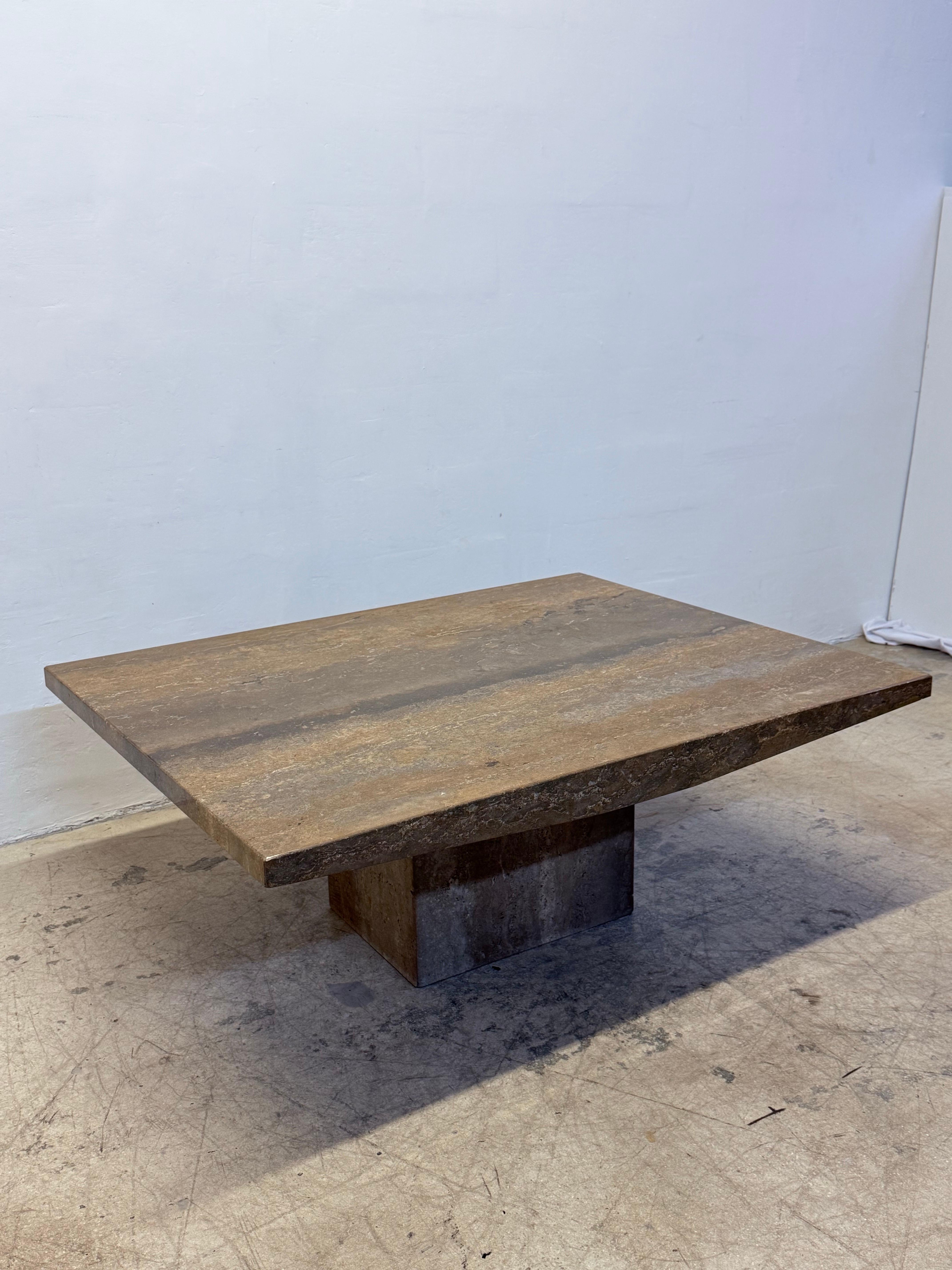 Mid-Century Modern Table à café ou à cocktail en travertin de noyer italien avec bords arrondis, années 1990 - 1 o en vente