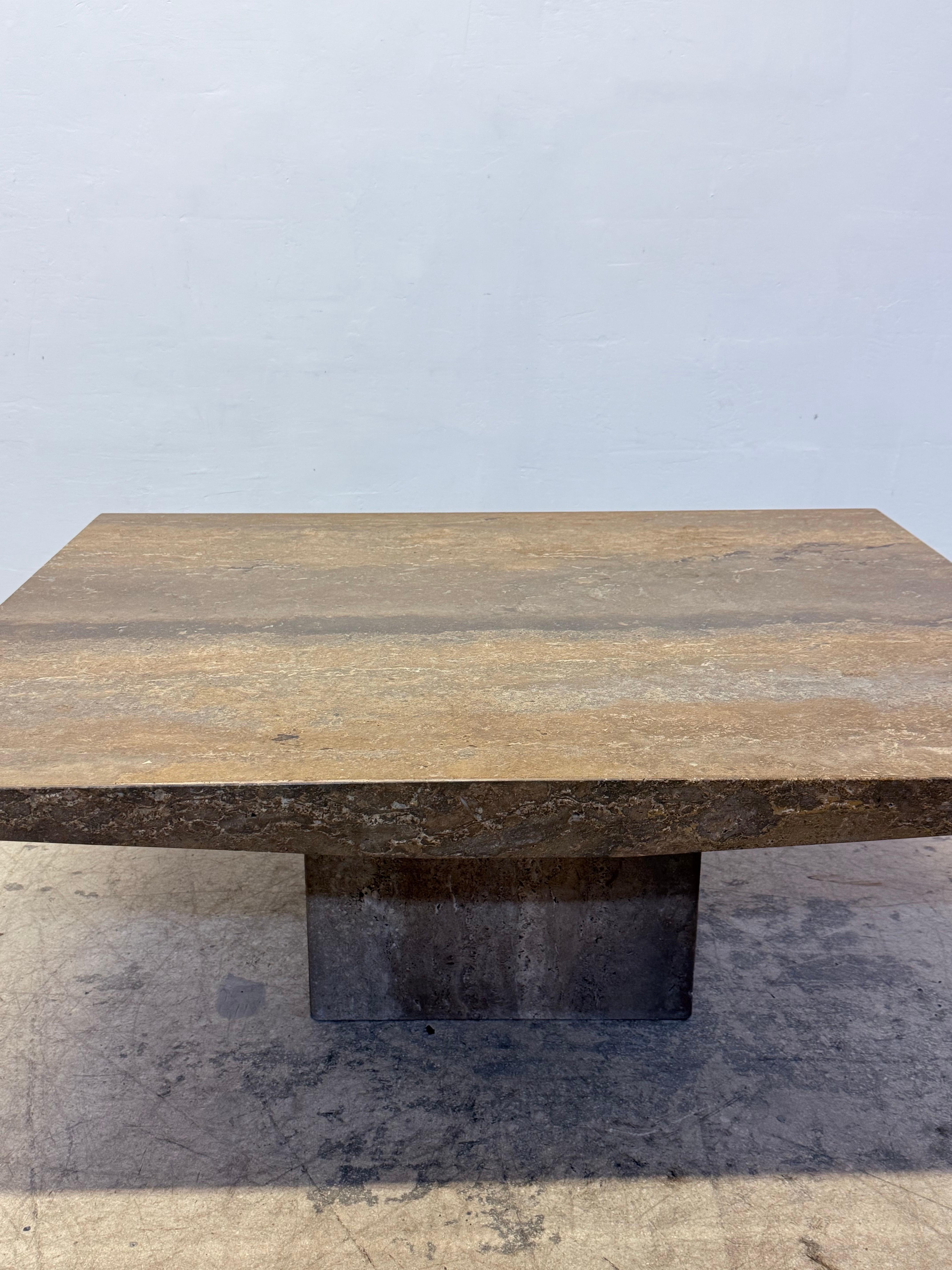 20ième siècle Table à café ou à cocktail en travertin de noyer italien avec bords arrondis, années 1990 - 1 o en vente