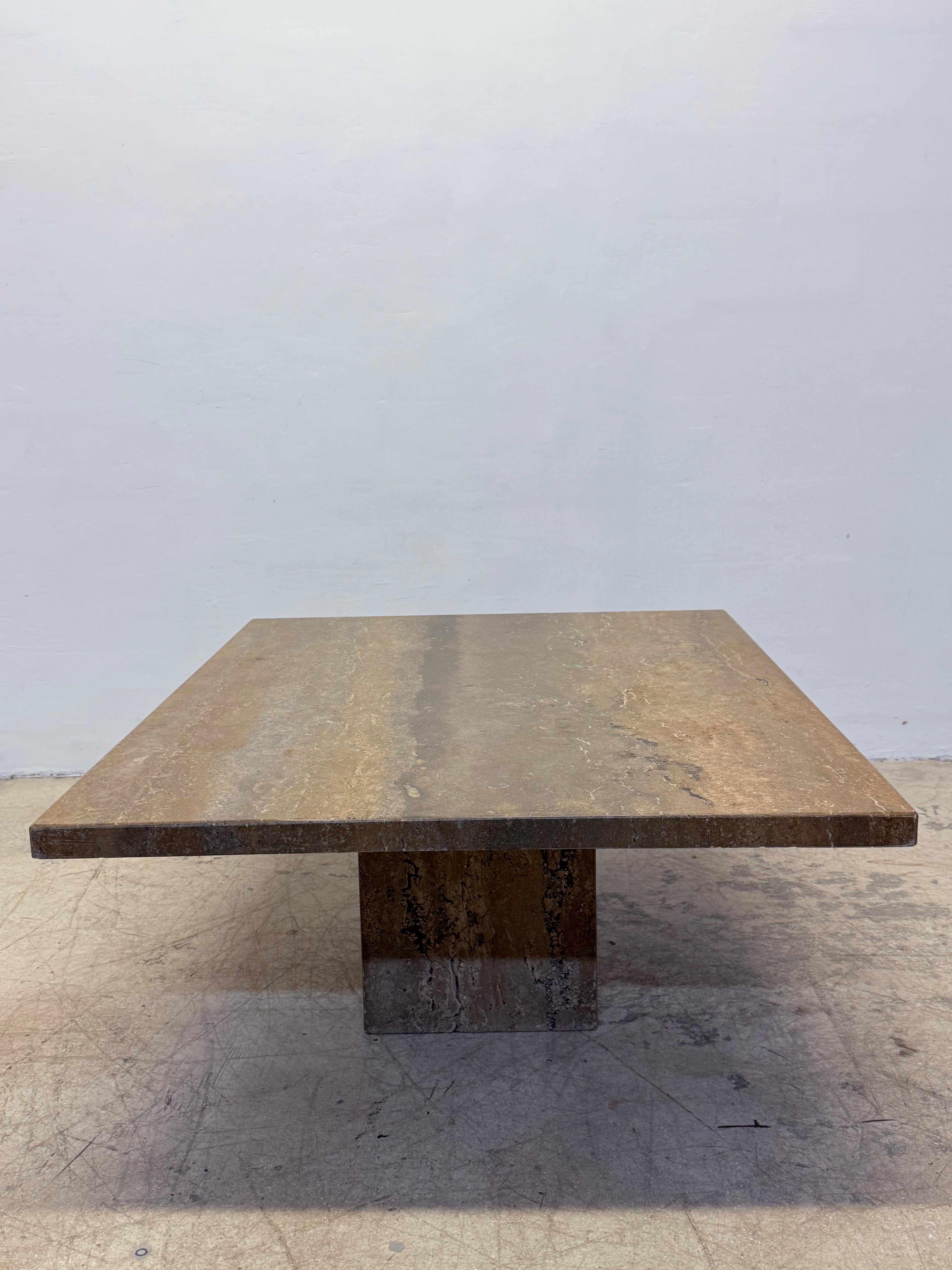 Table à café ou à cocktail en travertin de noyer italien avec bords arrondis, années 1990 - 1 o en vente 1