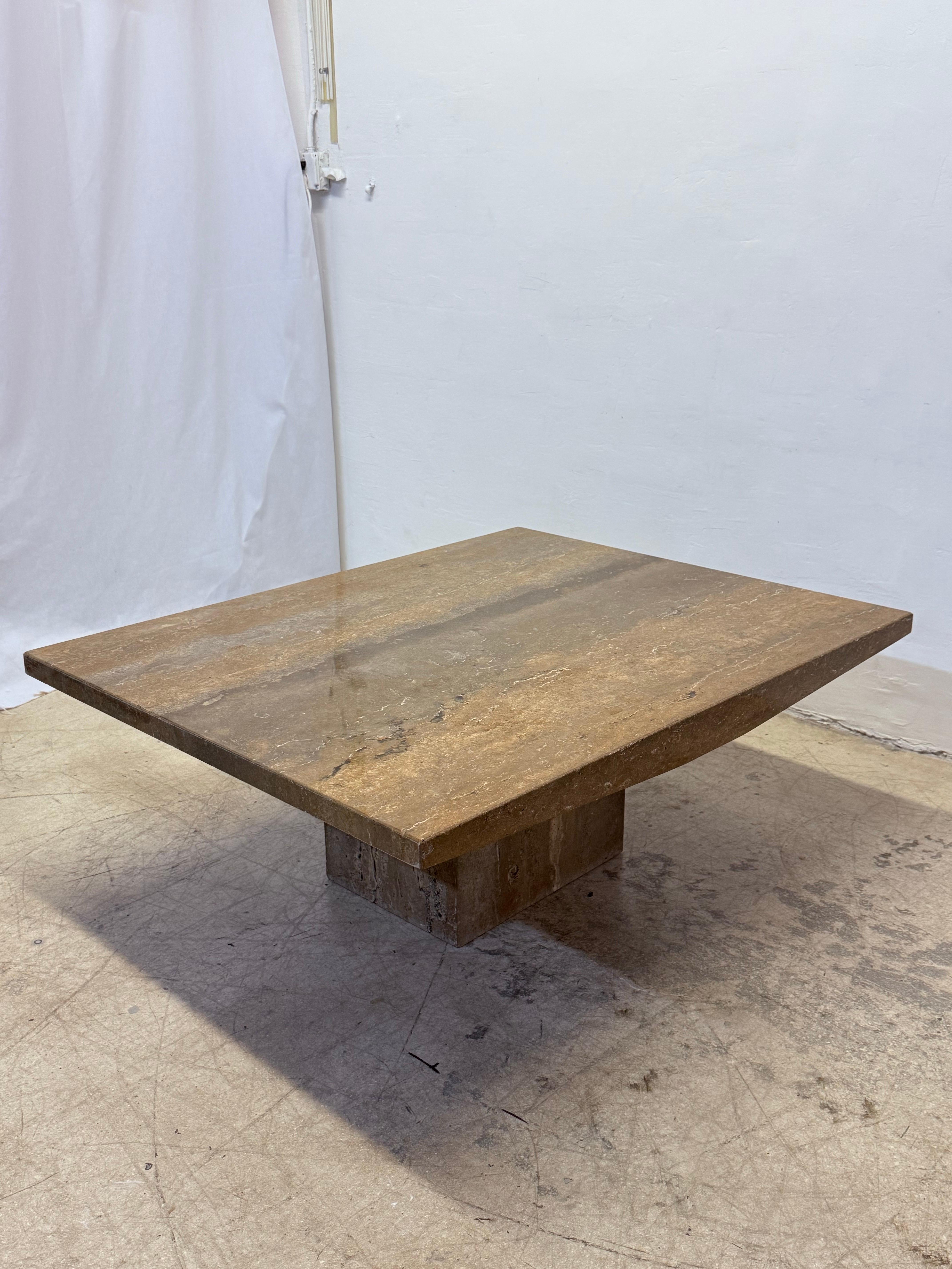 Table à café ou à cocktail en travertin de noyer italien avec bords arrondis, années 1990 - 1 o en vente 2