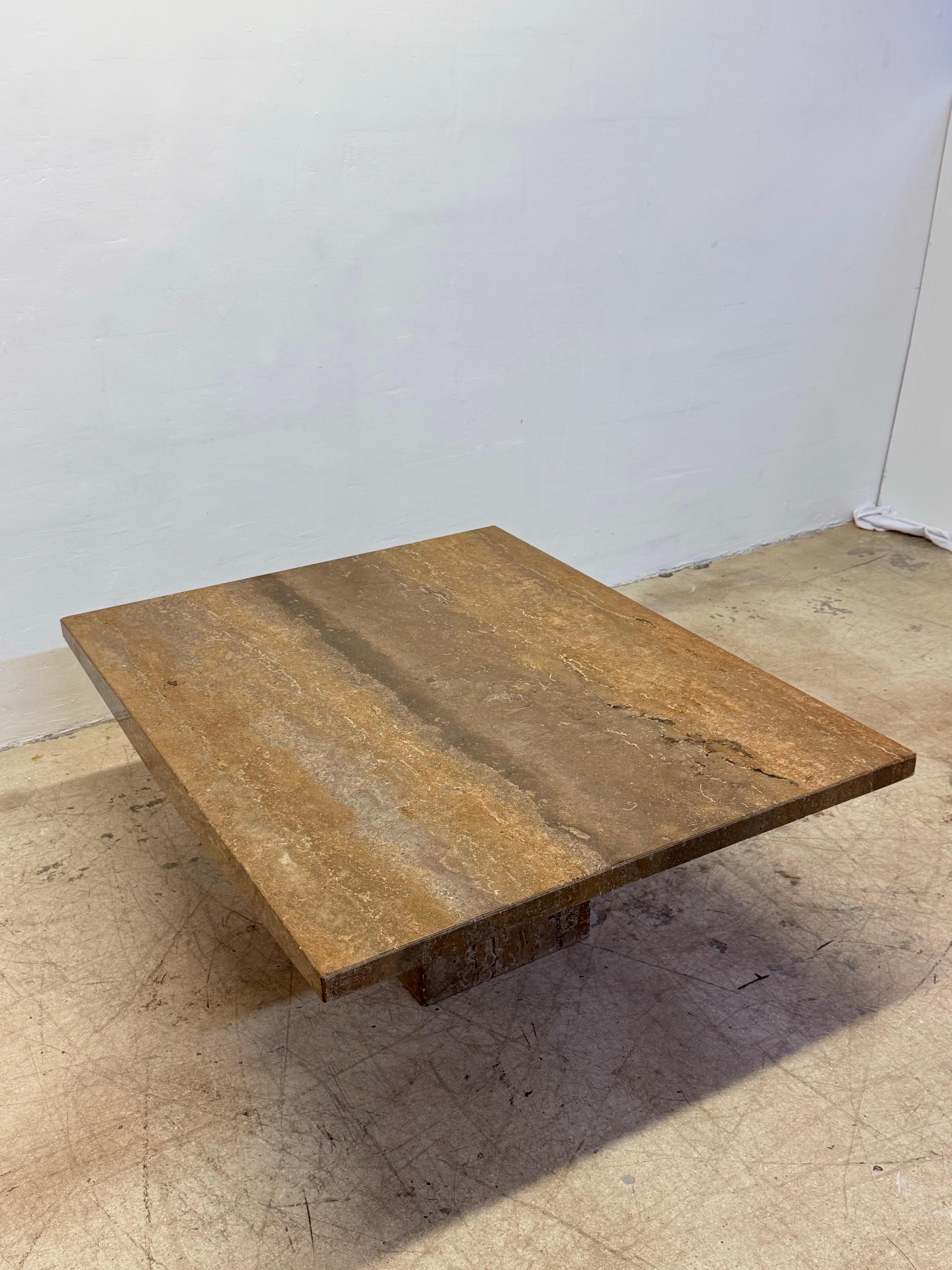 Table à café ou à cocktail en travertin de noyer italien avec bords arrondis, années 1990 - 1 o en vente 3