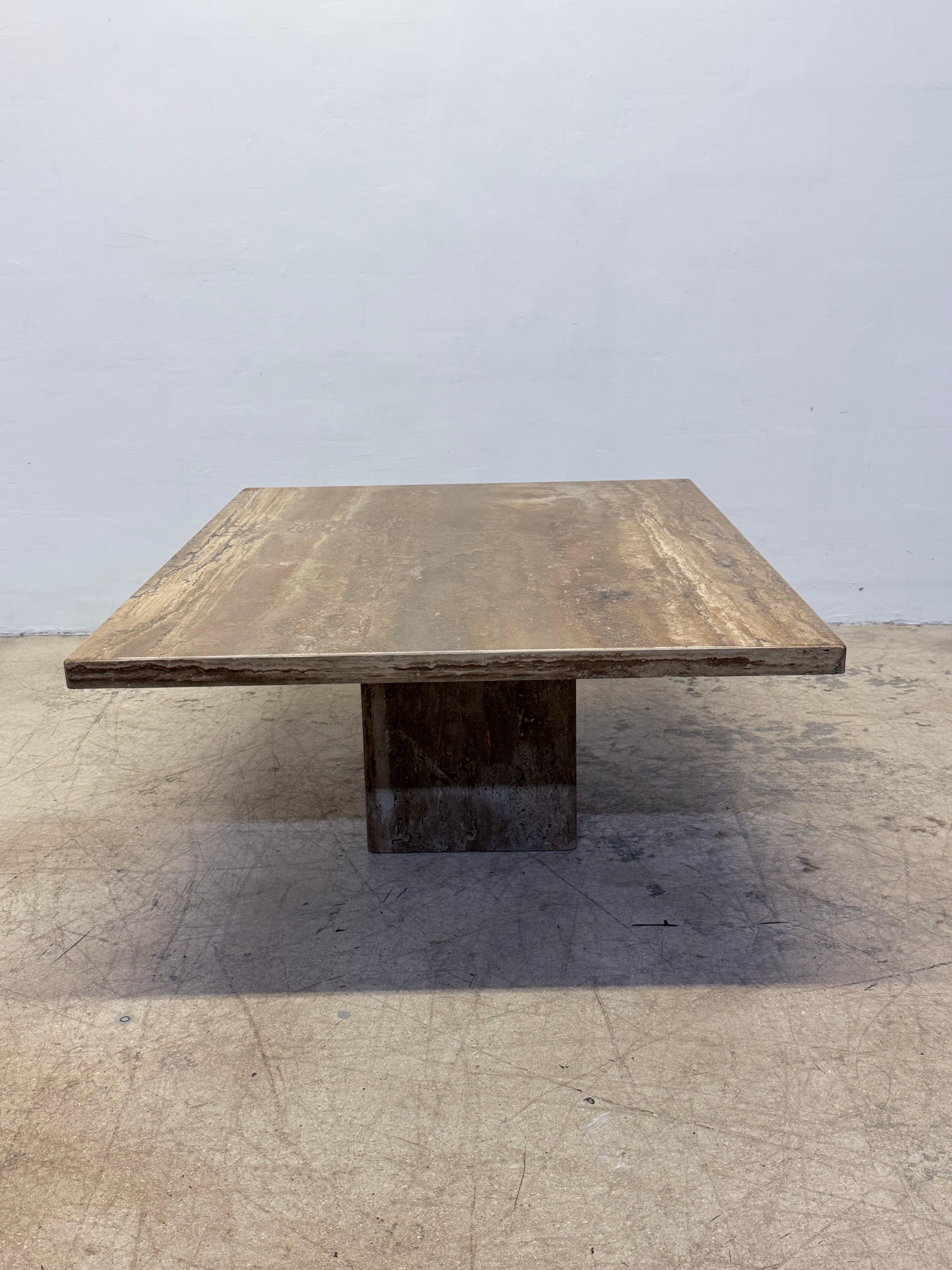 Table à café ou à cocktail en travertin de noyer italien avec bords arrondis, années 1990 - 2 o en vente 5