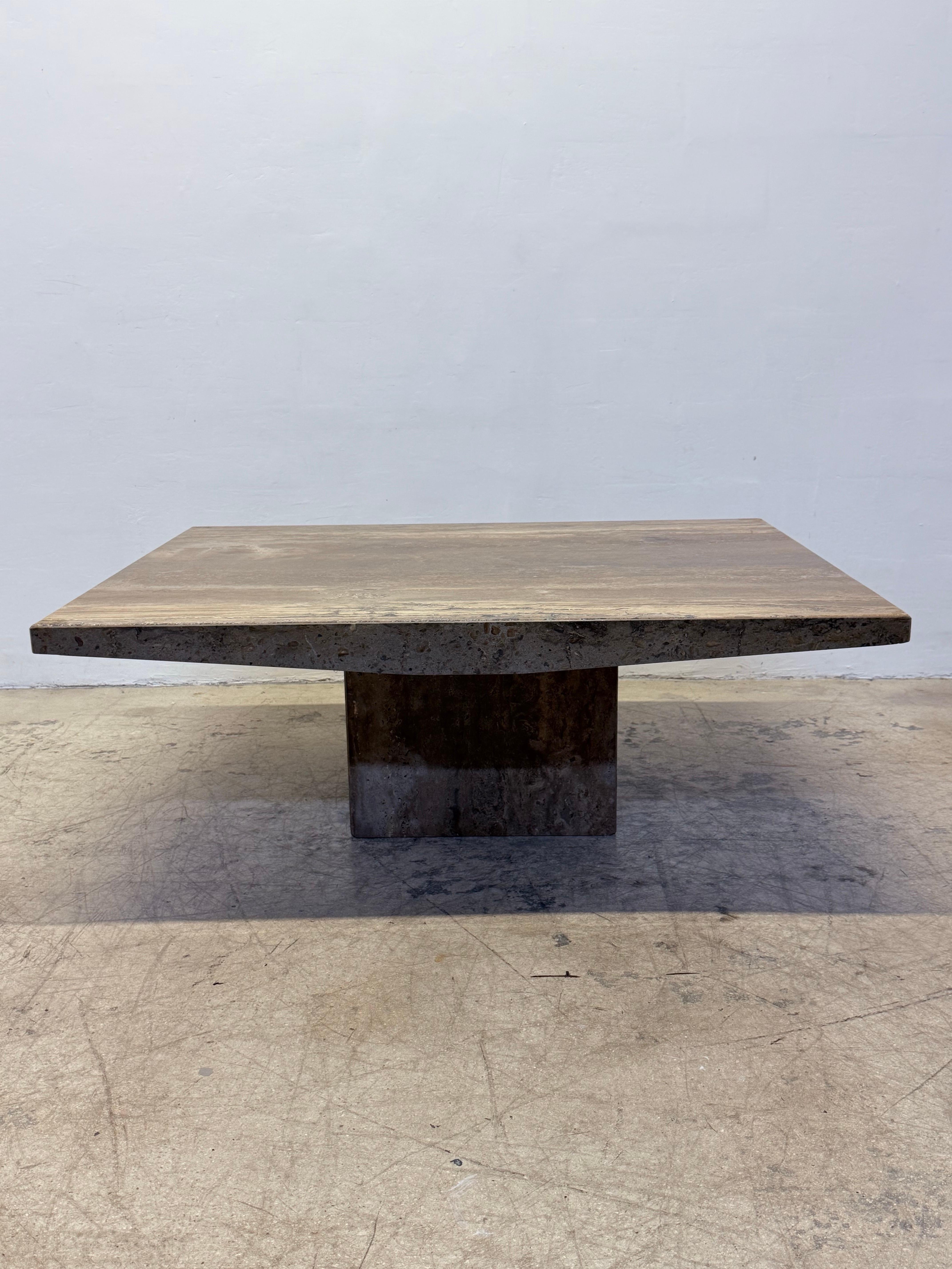 Table à café ou à cocktail en travertin de noyer italien avec bords arrondis, années 1990 - 2 o en vente 6