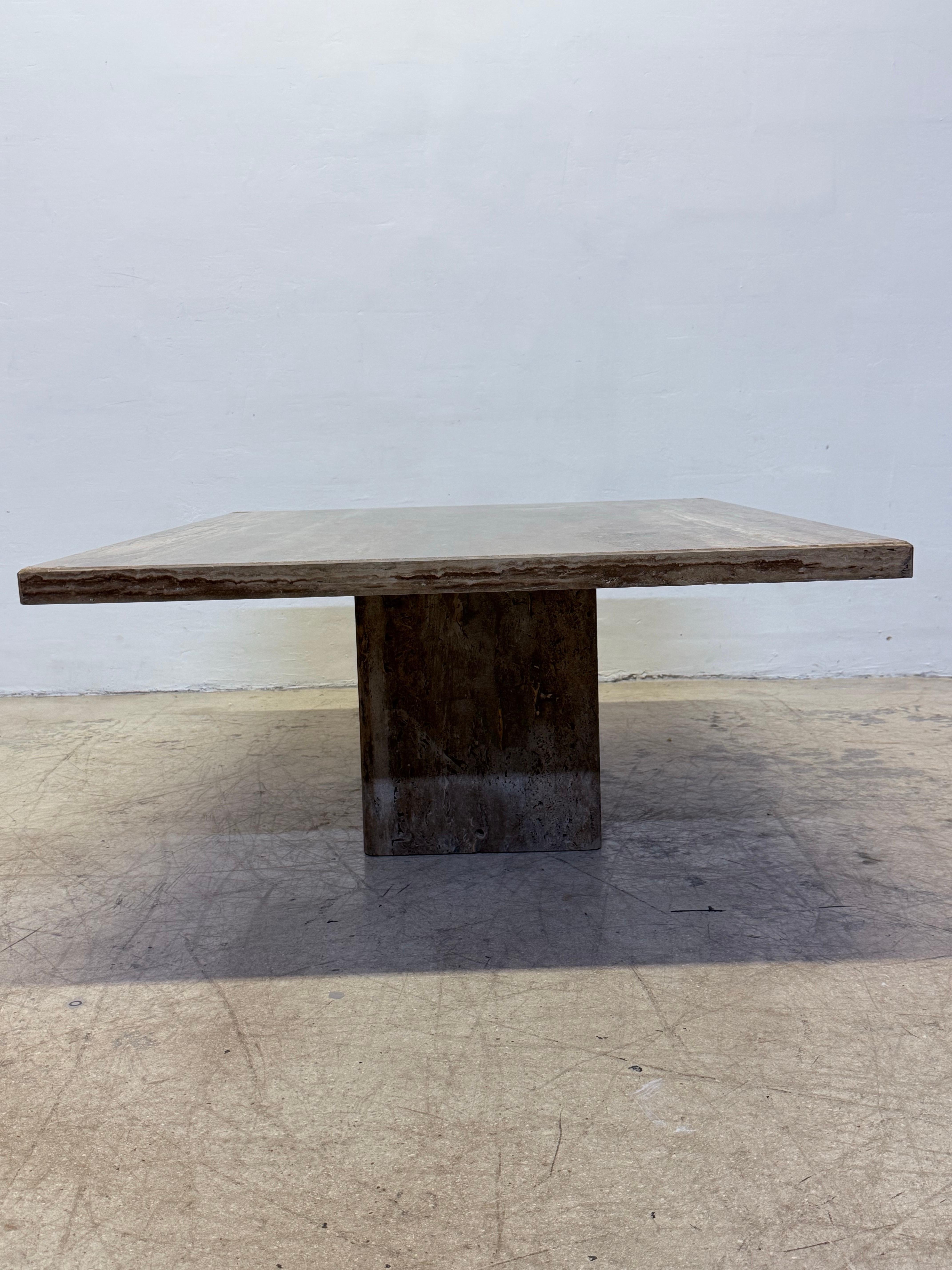 Table à café ou à cocktail en travertin de noyer italien avec bords arrondis, années 1990 - 2 o en vente 7
