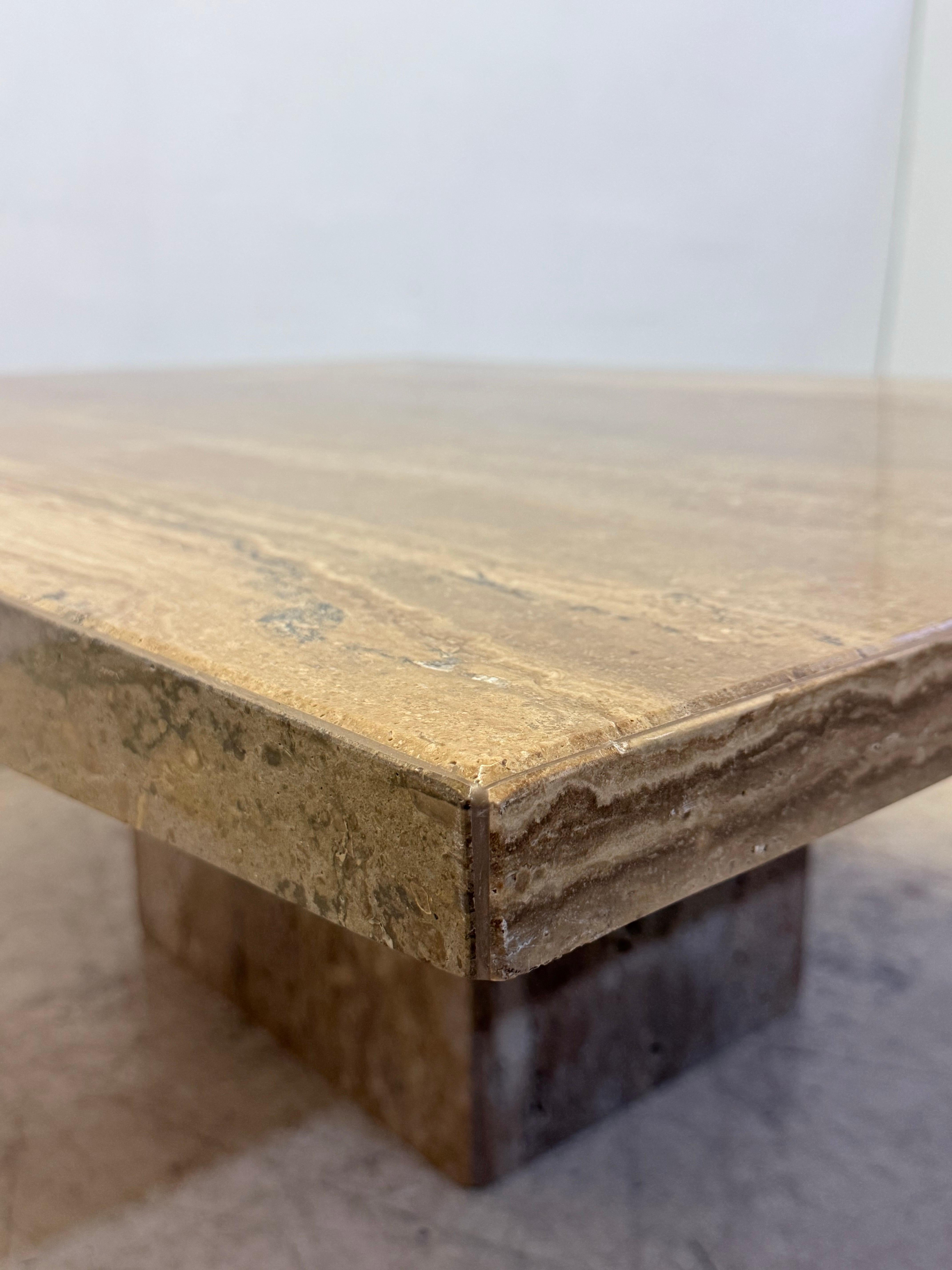 Table à café ou à cocktail en travertin de noyer italien avec bords arrondis, années 1990 - 2 o en vente 8