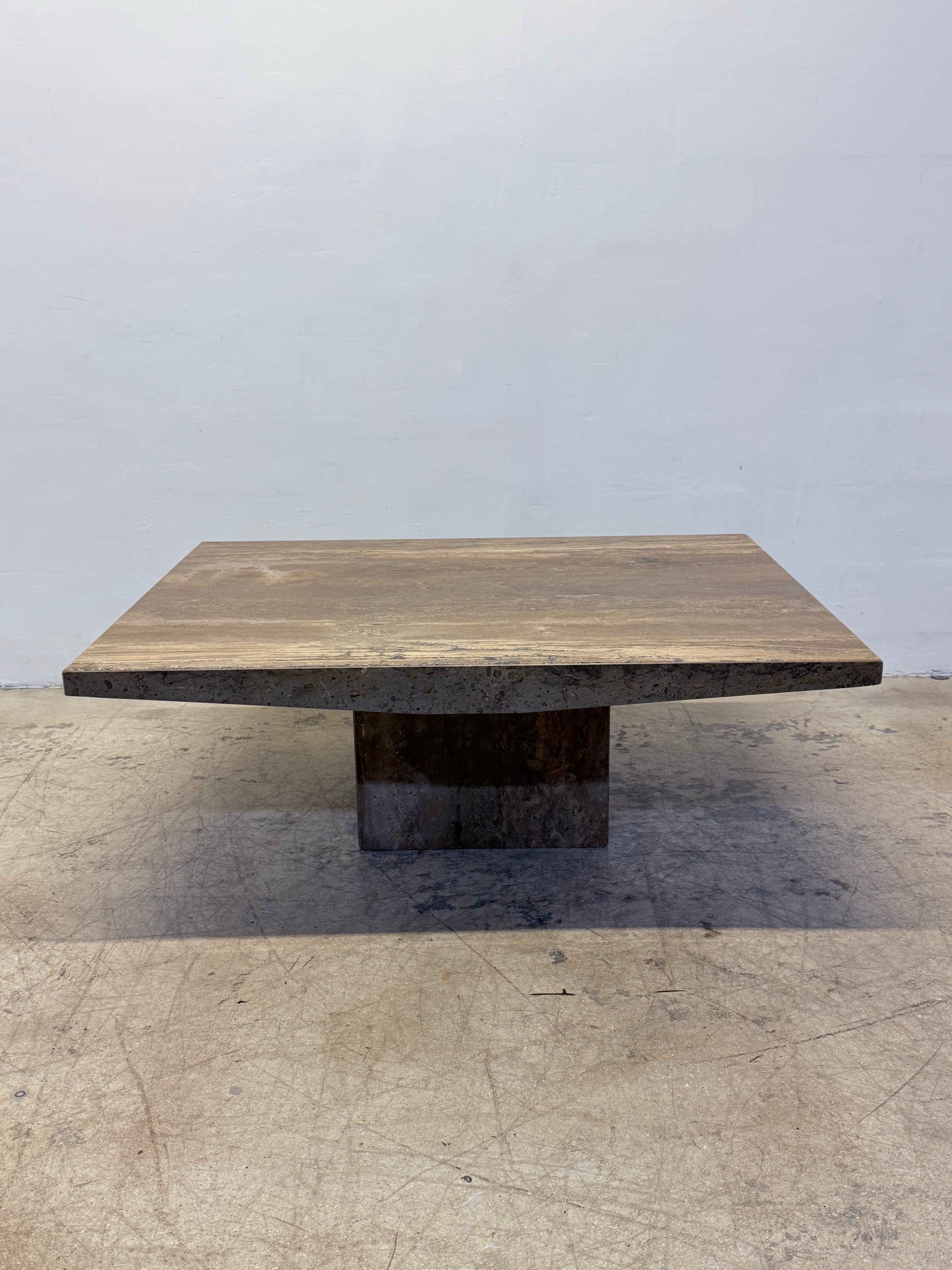 Table basse ou table de cocktail en travertin italien en noyer foncé ou à bords arrondis circa 1990 par Stone International.

Deux tables disponibles de couleur quasi identique.  Voir les autres annonces.
