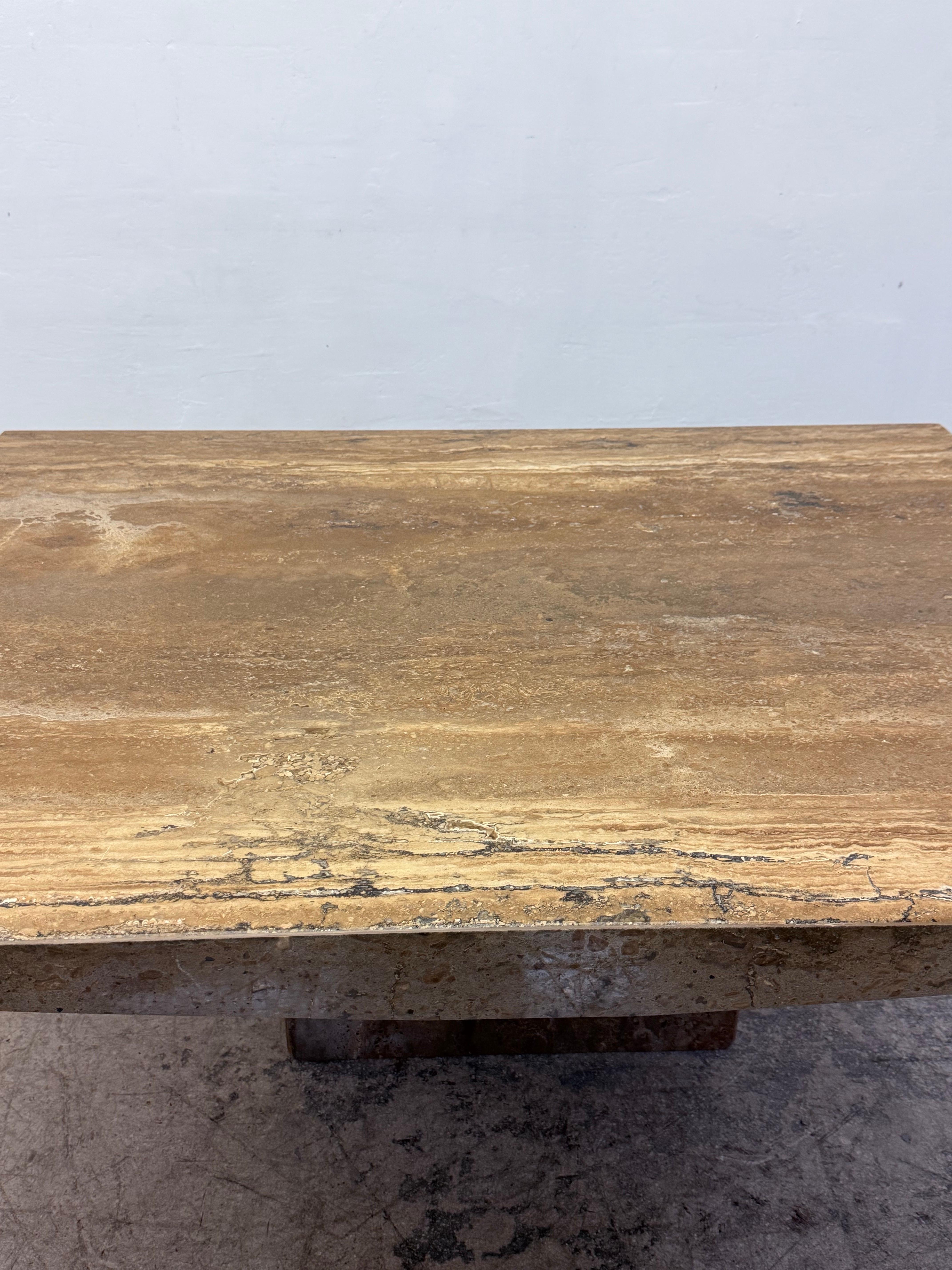 Mid-Century Modern Table à café ou à cocktail en travertin de noyer italien avec bords arrondis, années 1990 - 2 o en vente