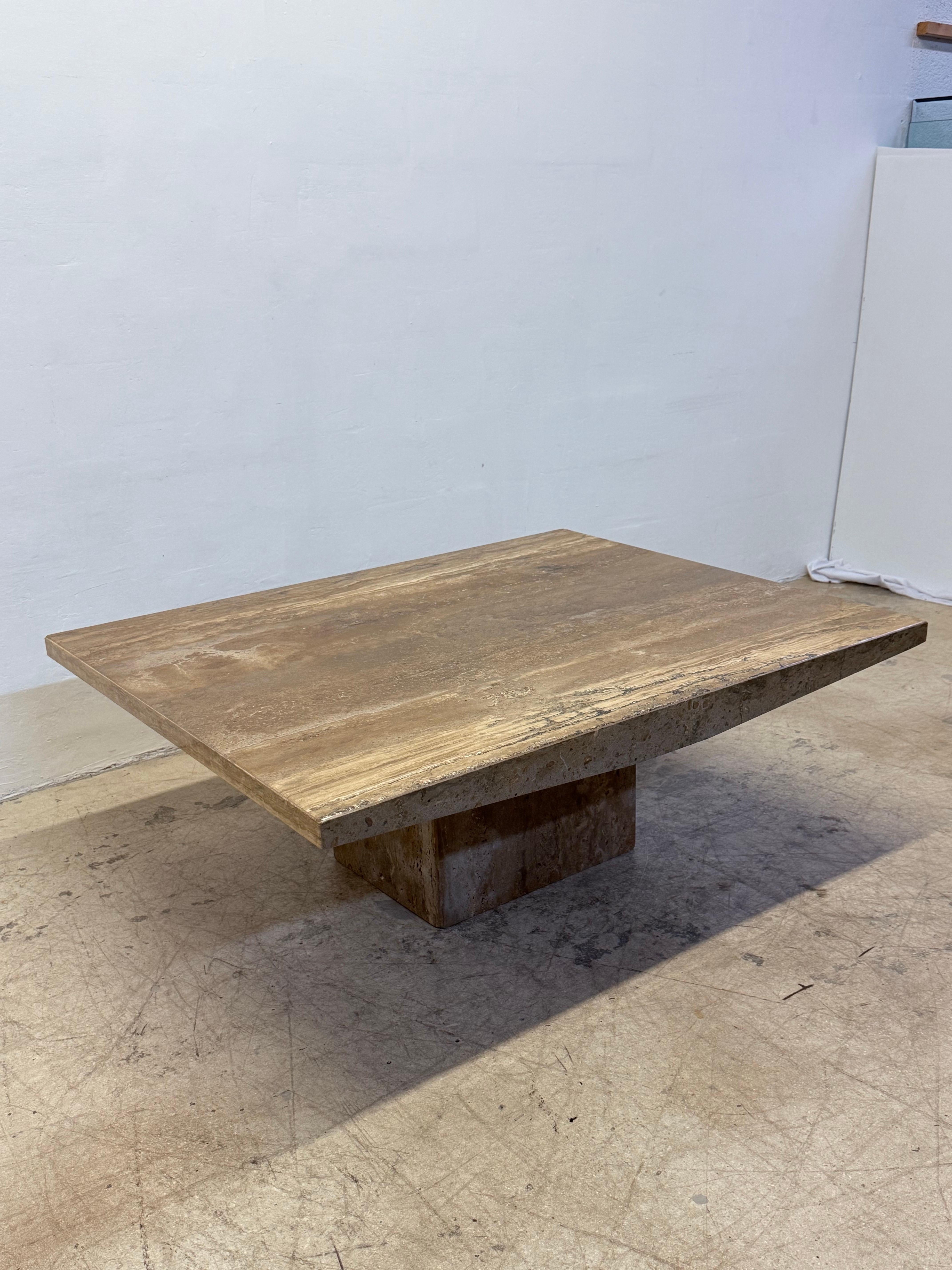 Table à café ou à cocktail en travertin de noyer italien avec bords arrondis, années 1990 - 2 o Bon état - En vente à Miami, FL