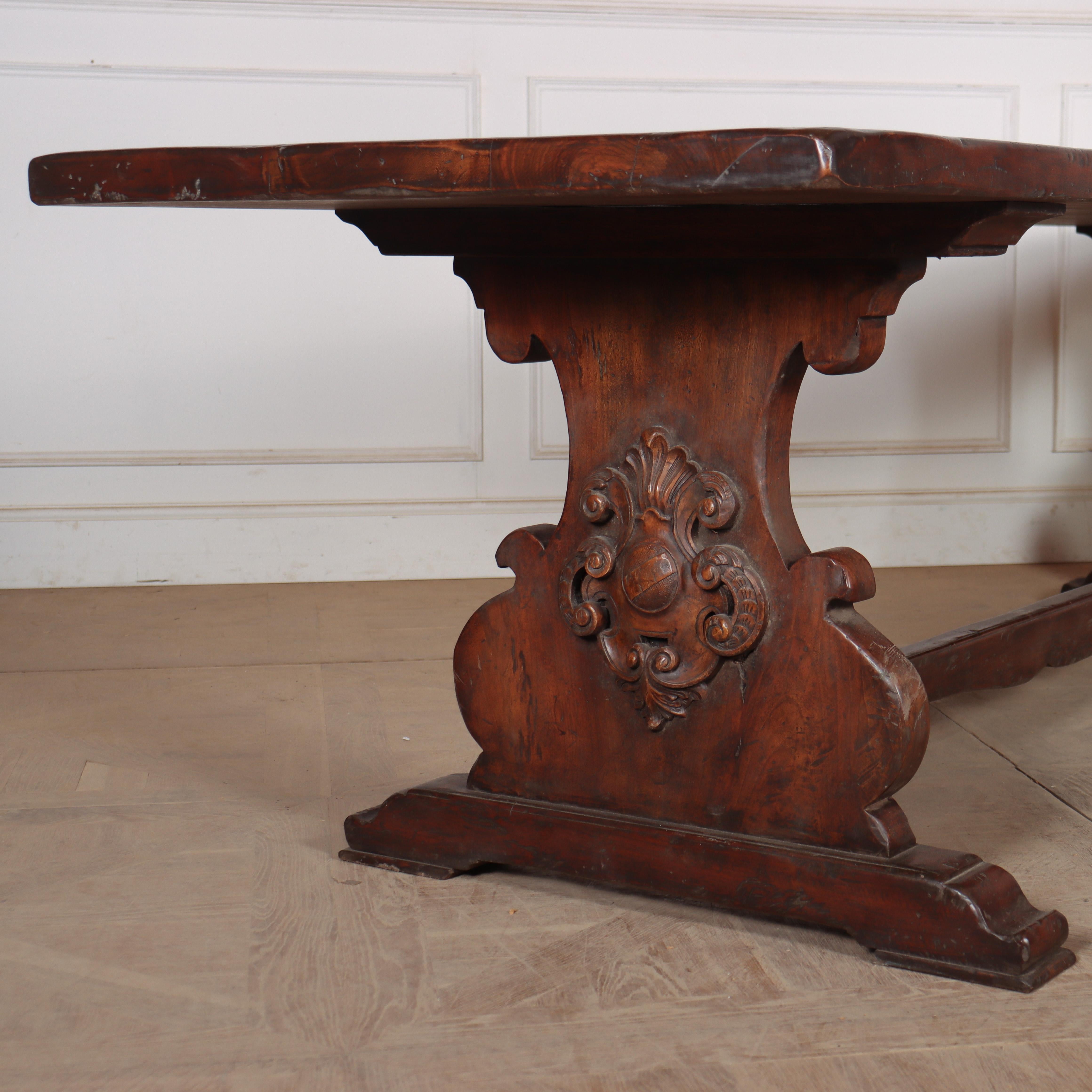 Maravillosa mesa de caballete italiana de nogal de principios del siglo XX, con tablero de 5 cm de grosor, extremos de caballete tallados y muy buen color. 1920.


Código 8909

Dimensiones:
W: 118