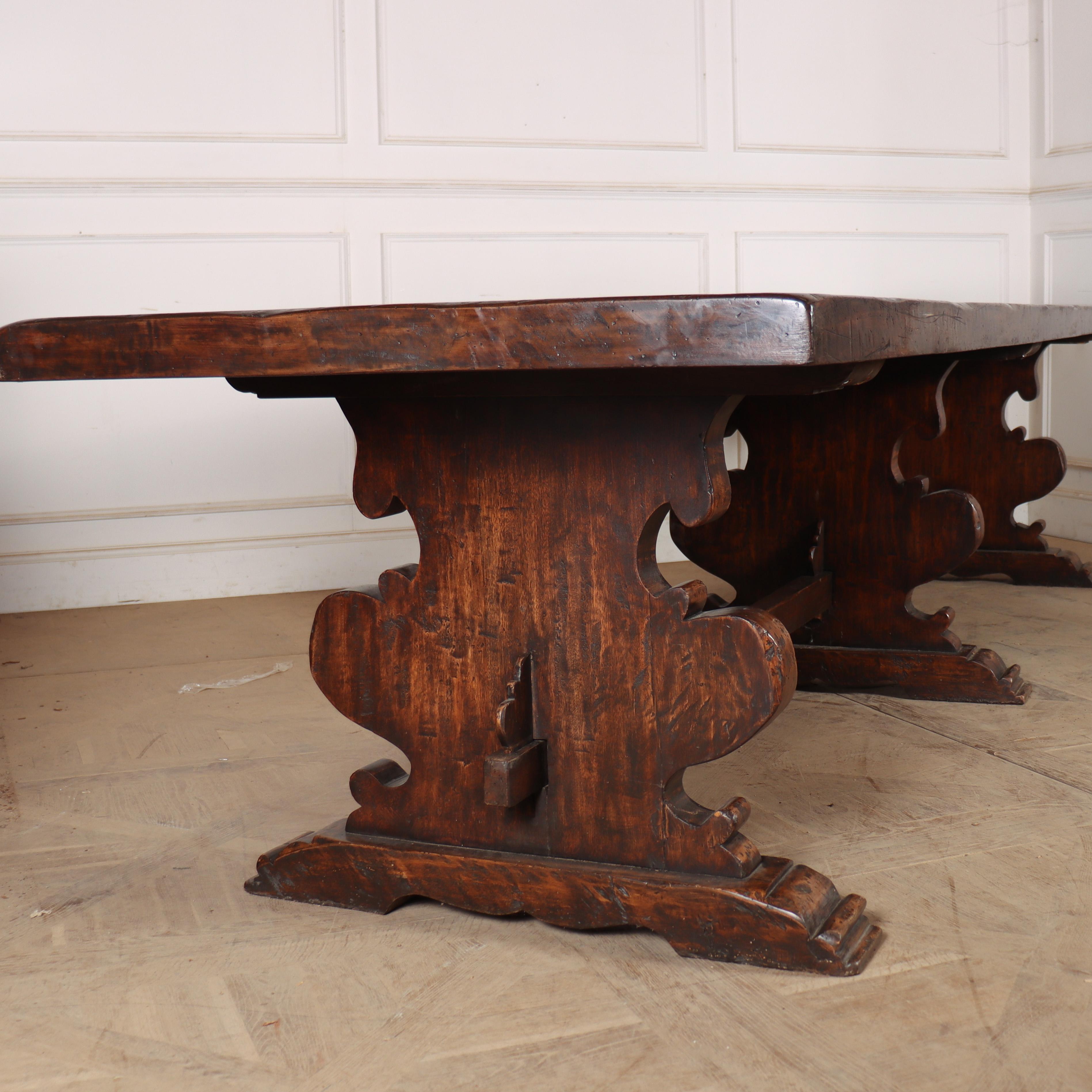 Copia de principios del siglo XX de una mesa de caballete italiana de nogal del siglo XVIII. Maravillosa tapa de nogal de una sola pieza de 2 3/4 pulgadas de grosor. 1910.

Esta mesa se desmonta del transporte y la entrega

Peso: 218 kg


Referencia
