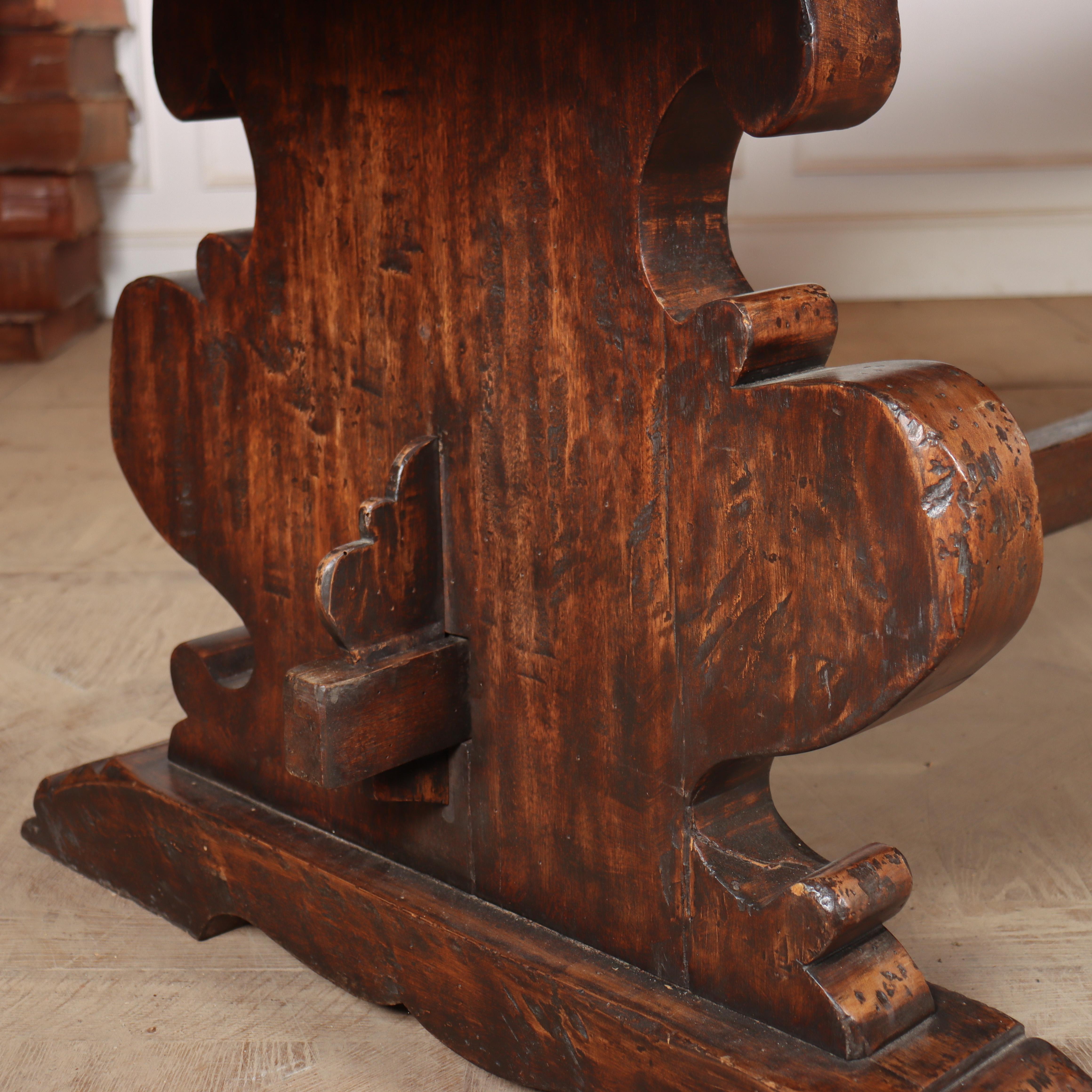 Mesa de caballete/comedor de nogal italiano Italiano en venta