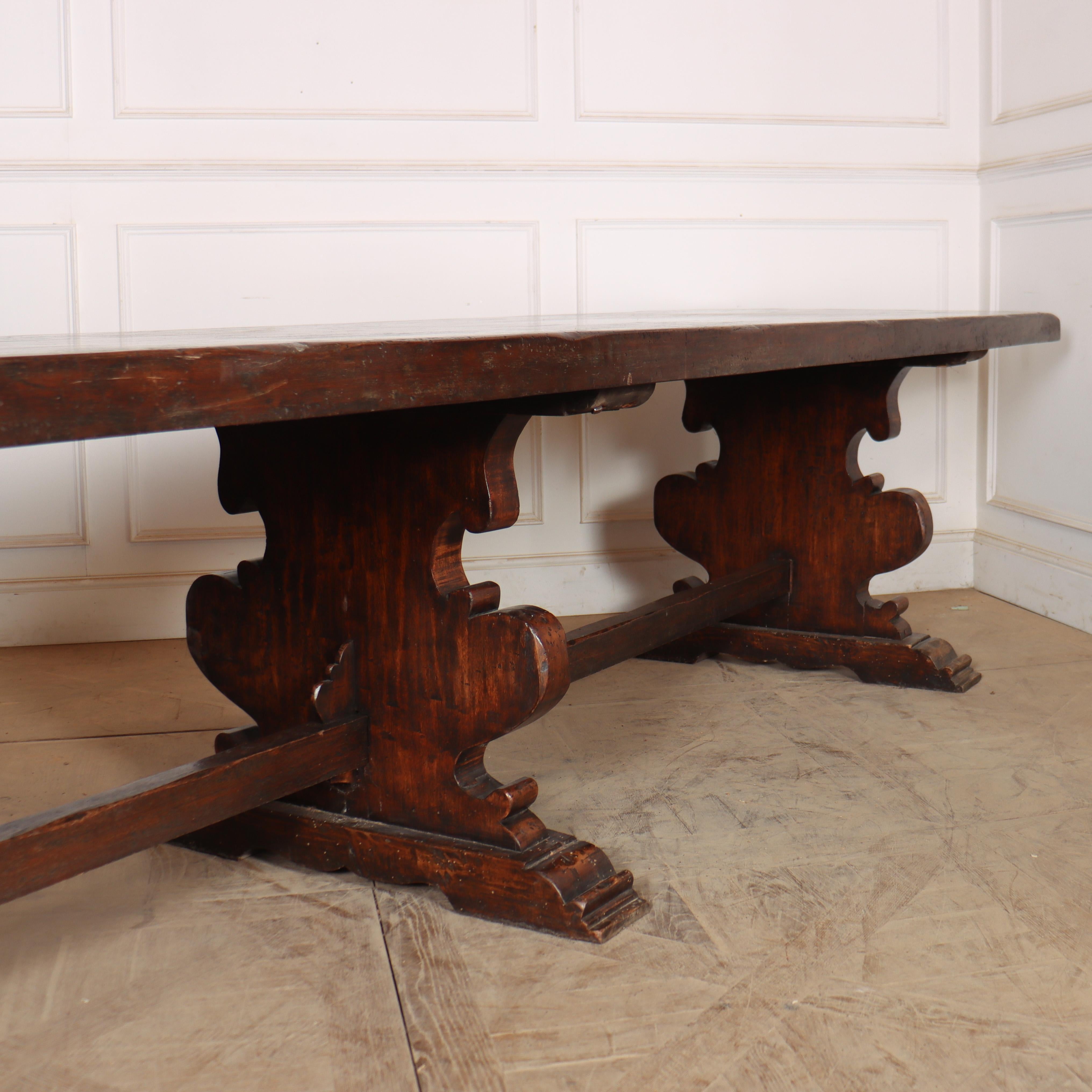 Mesa de caballete/comedor de nogal italiano siglo XX en venta