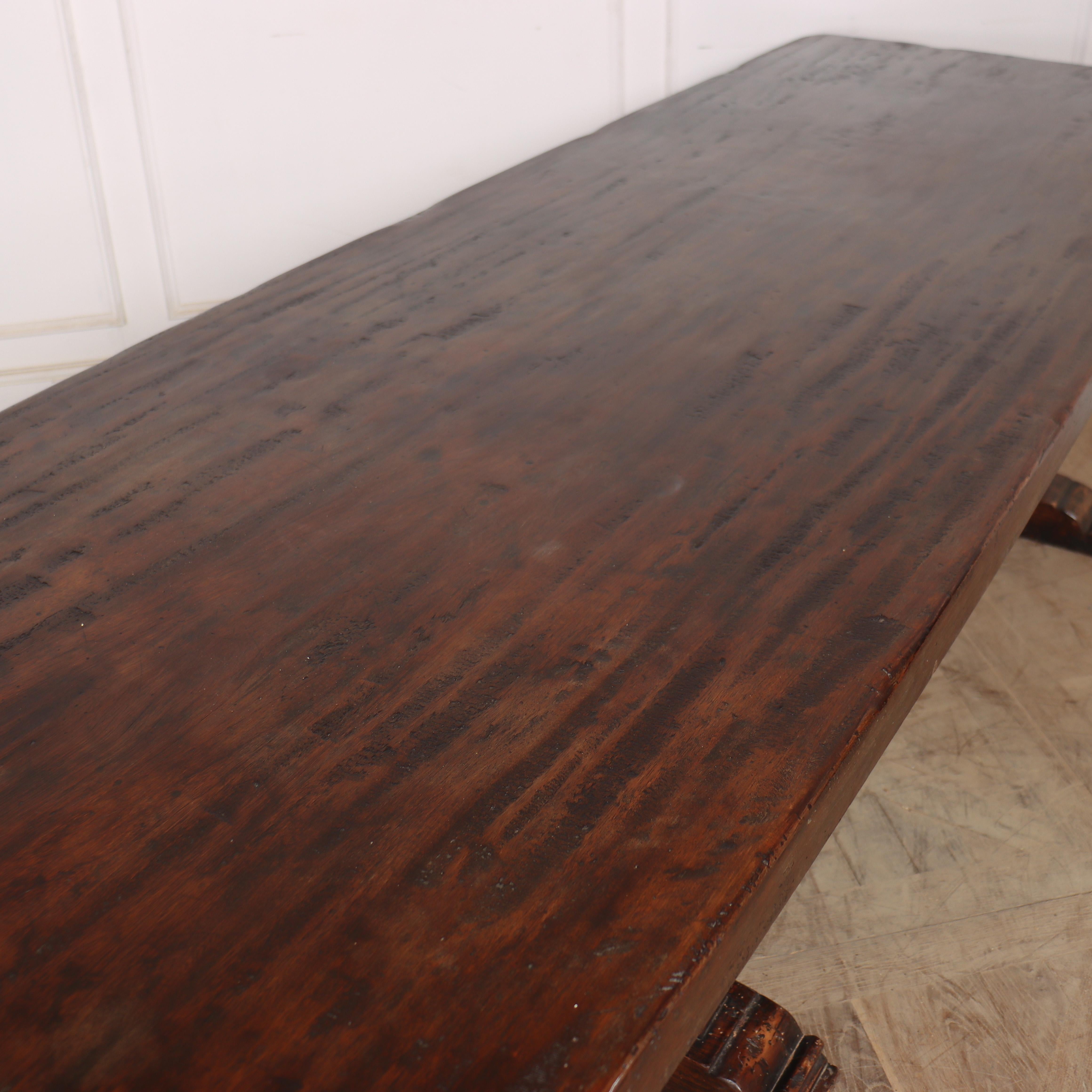 Mesa de caballete/comedor de nogal italiano en venta 1
