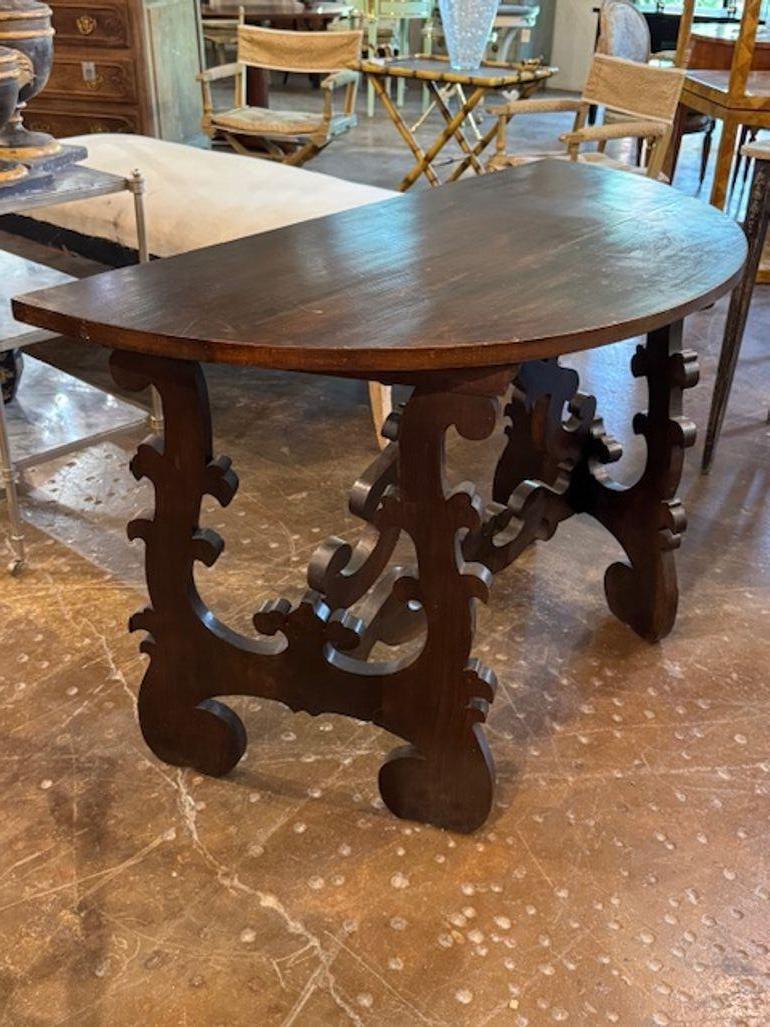 Console demi-lune en noyer italien du 19ème siècle de style toscan. Vous explorez un classique intemporel : les consoles demi-lune en noyer italien du XIXe siècle de style toscan sont célèbres pour leurs courbes gracieuses, leur riche patine et leur