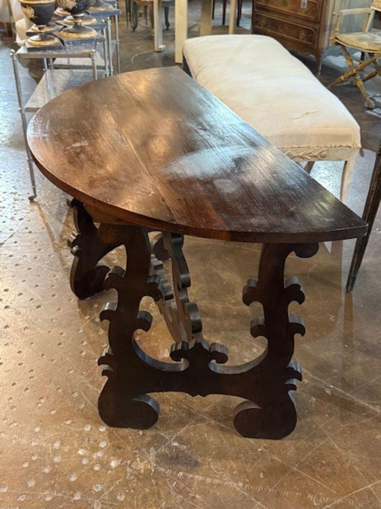 Demi-lune toscane en noyer italien Bon état - En vente à Dallas, TX