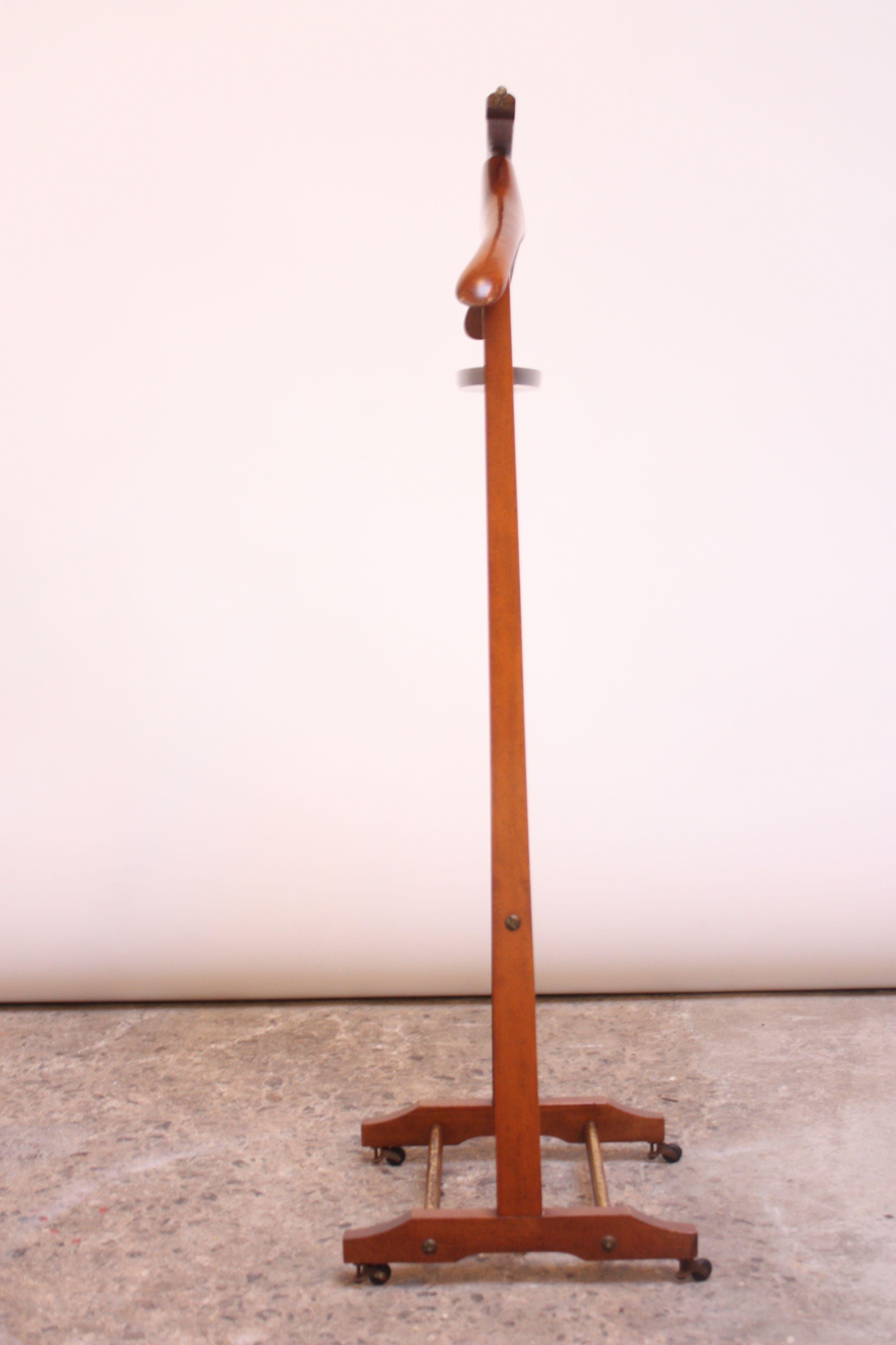 Italian Walnut Valet by Fratelli Reguitti, Style of Ico Parisi In Good Condition In Brooklyn, NY