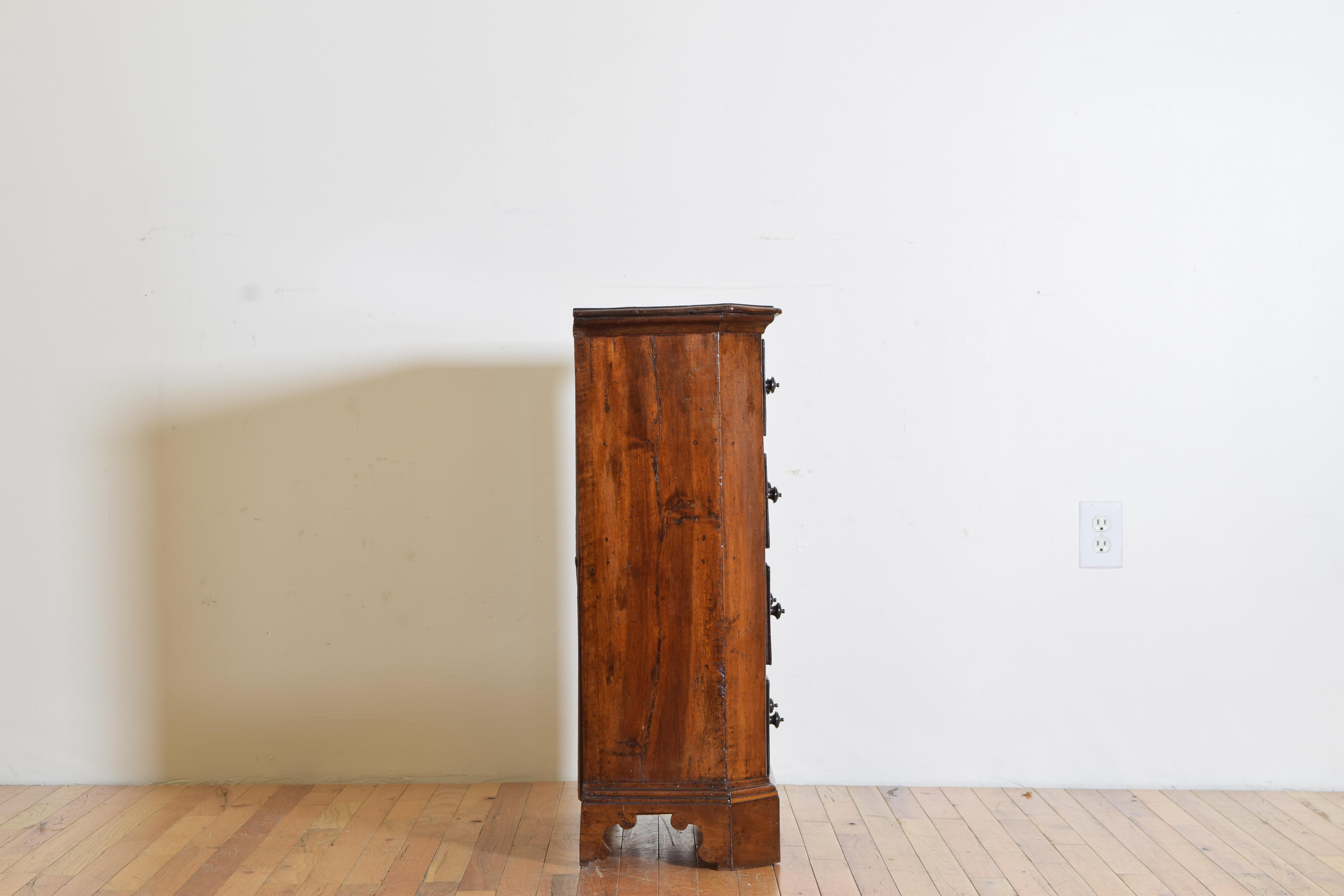 Italian Walnut & Veneer Scantonata 4-Drawer Comodino, Late 17th / Early 18th Cen In Good Condition In Atlanta, GA