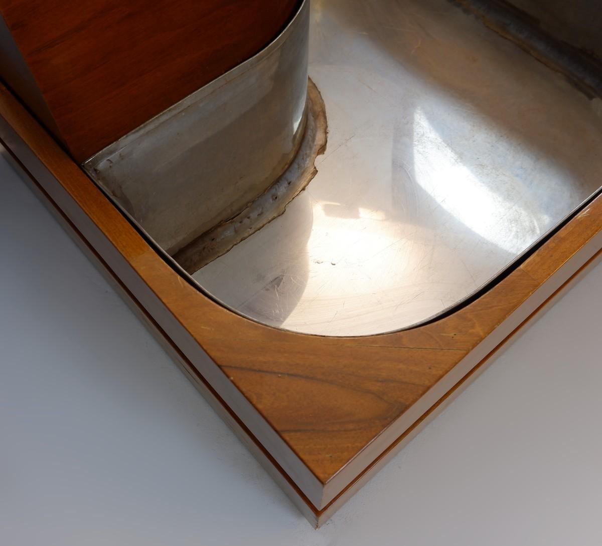 Mid-Century moderno Fioriera in legno di noce italiano e cromo in vendita
