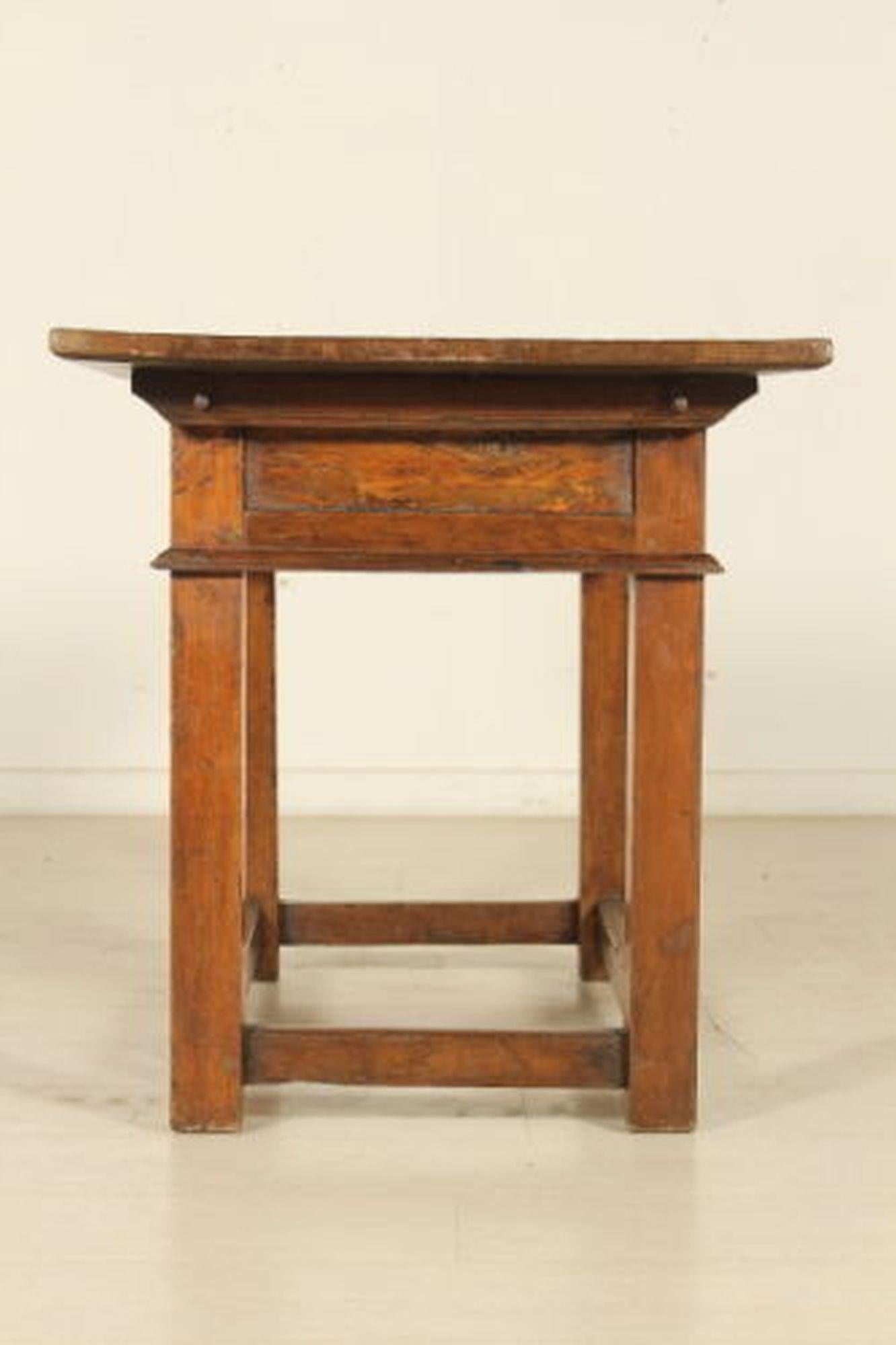 Italian Walnut Writing Table, circa 1700 In Excellent Condition For Sale In Los Angeles, CA
