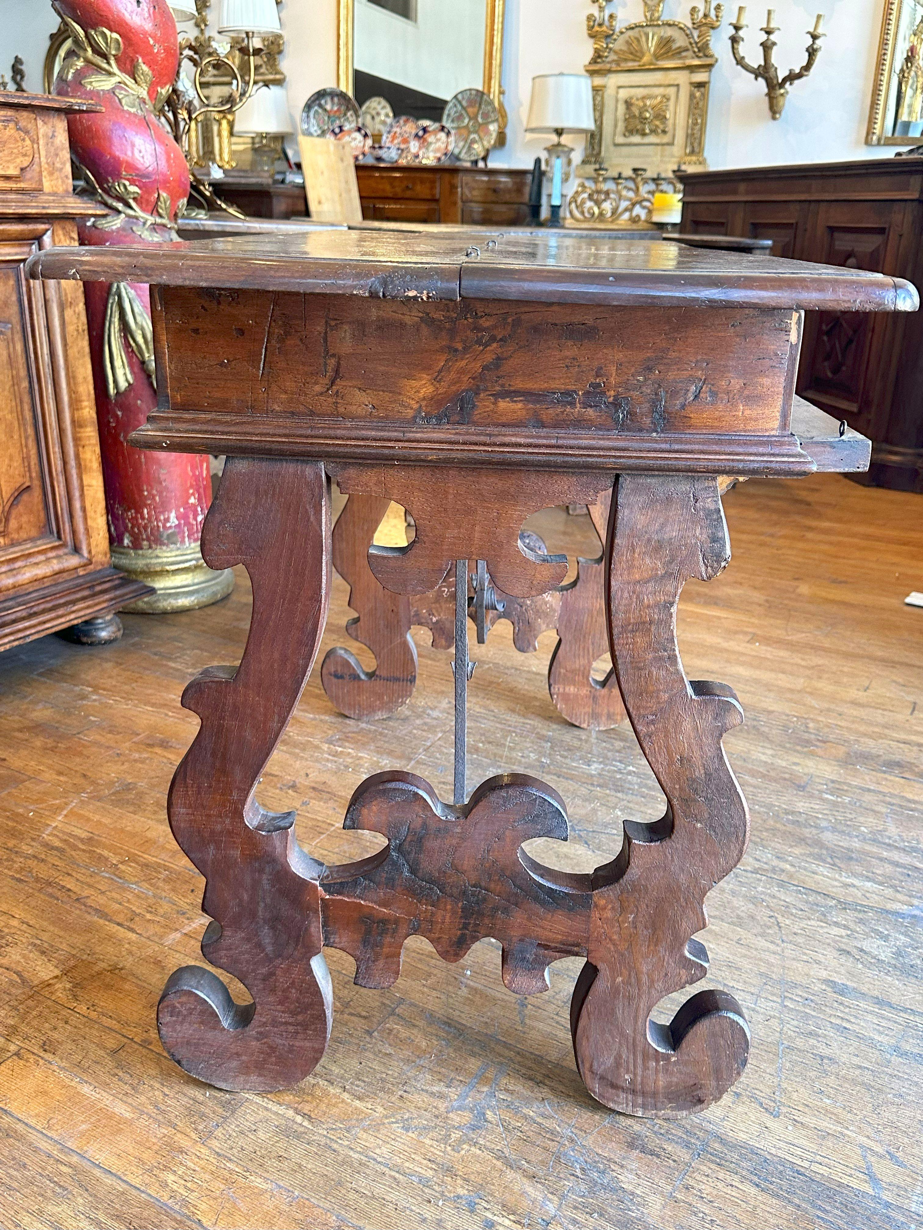 Italian Walnut Writing Table - Circa 1800 In Good Condition For Sale In Los Angeles, CA