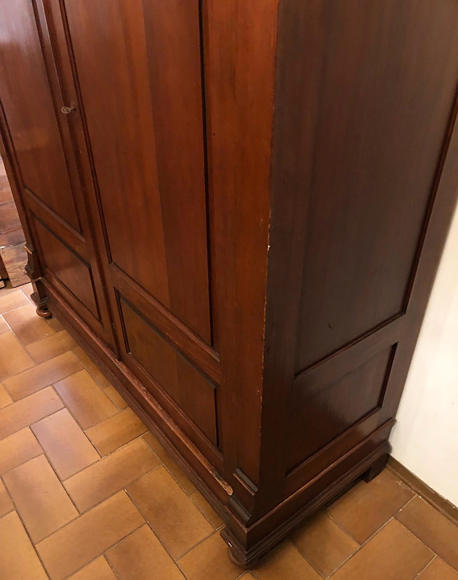 Italian wardrobe of the twentieth century in walnut color fir.
 It is completely disassembled and can be easily assembled in 15 minutes.
 The color is original and inside it has two shelves and clothes rails.
The useful internal depth is 50