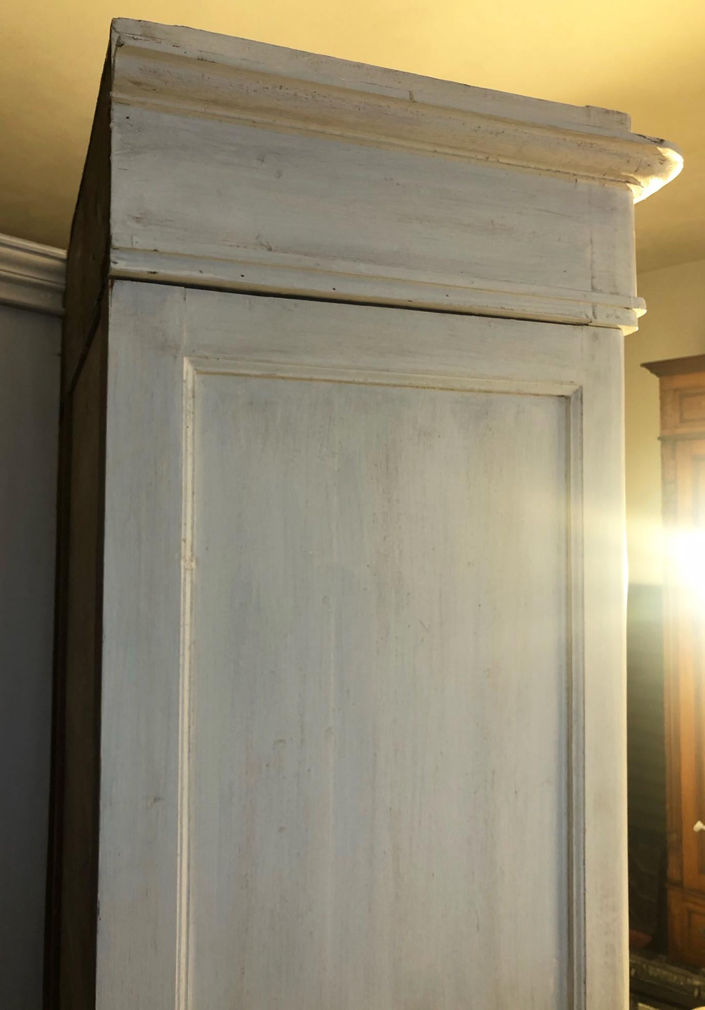Italian wardrobe of the twentieth century in white poplar, with two doors and two internal drawers. 
Clothes rail.
 It is completely removable.
Easily reassembles in 15 minutes.
The external color is patinated white and the internal one is