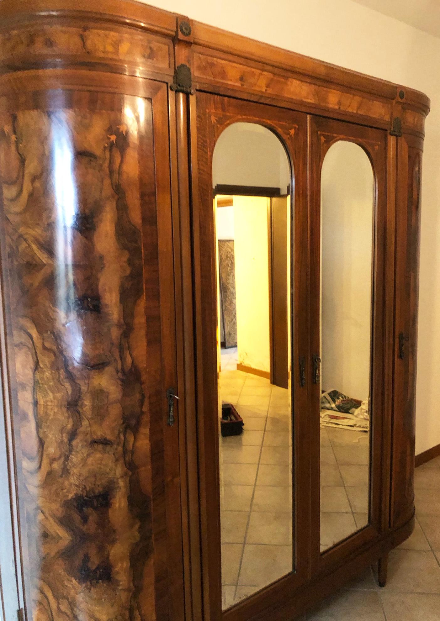 Italienische Garderobe mit drei Türen aus Nussbaumholz, geschwungen an den Seiten, Art déco im Angebot 7
