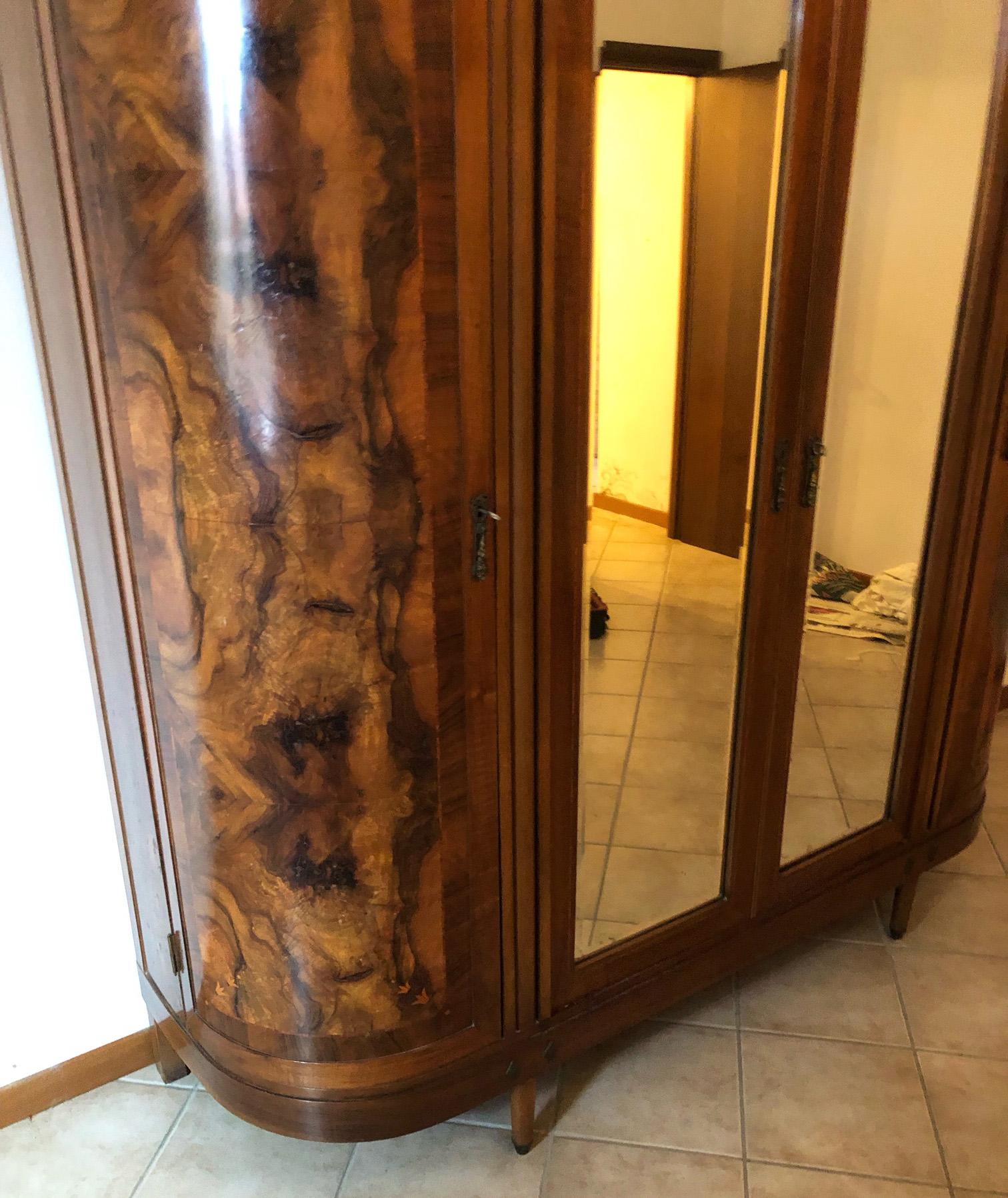 Italienische Garderobe mit drei Türen aus Nussbaumholz, geschwungen an den Seiten, Art déco im Angebot 9