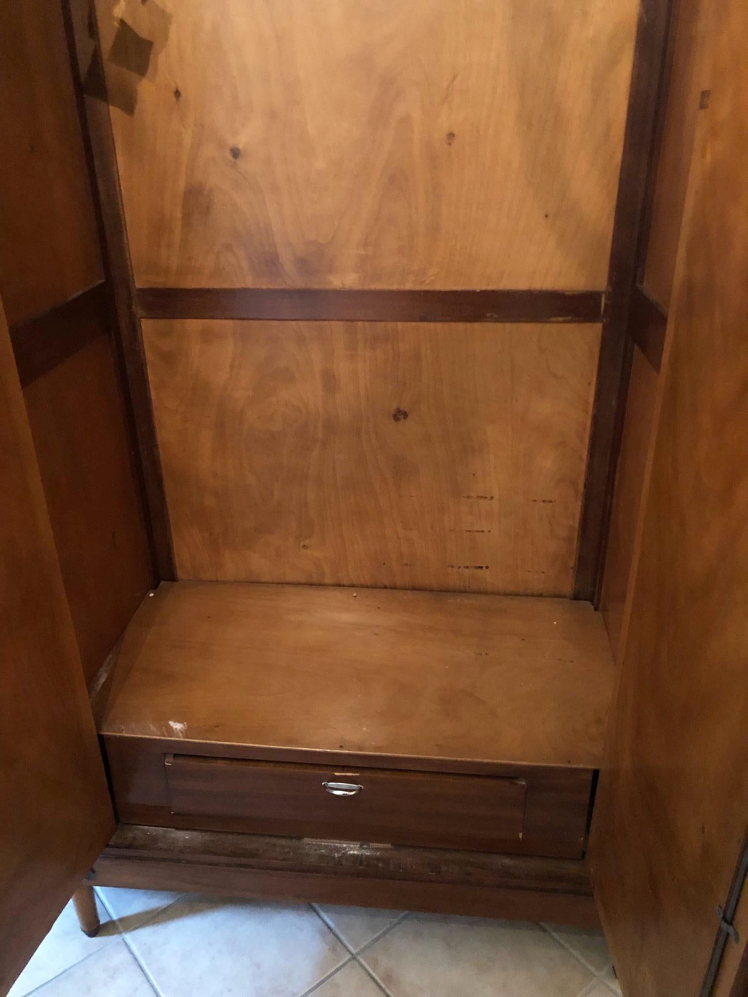 Italian wardrobe with three doors, in walnut, curved on the sides, art deco style. 
Completely dismantled, it is divided into two curved sides, two doors with mirror, back, upper top and lower base. 
It is very elegant and practical.
Original