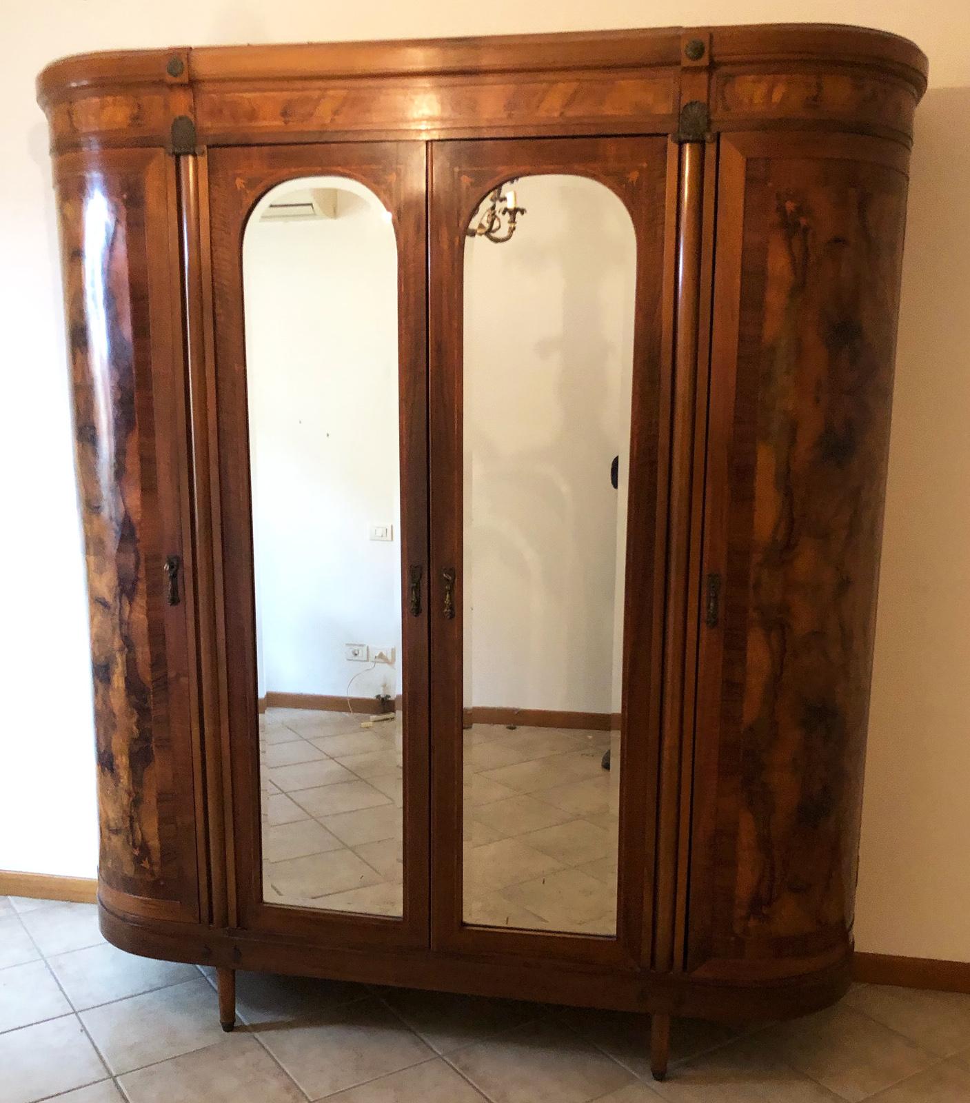Italienische Garderobe mit drei Türen aus Nussbaumholz, geschwungen an den Seiten, Art déco im Zustand „Gut“ im Angebot in Buggiano, IT