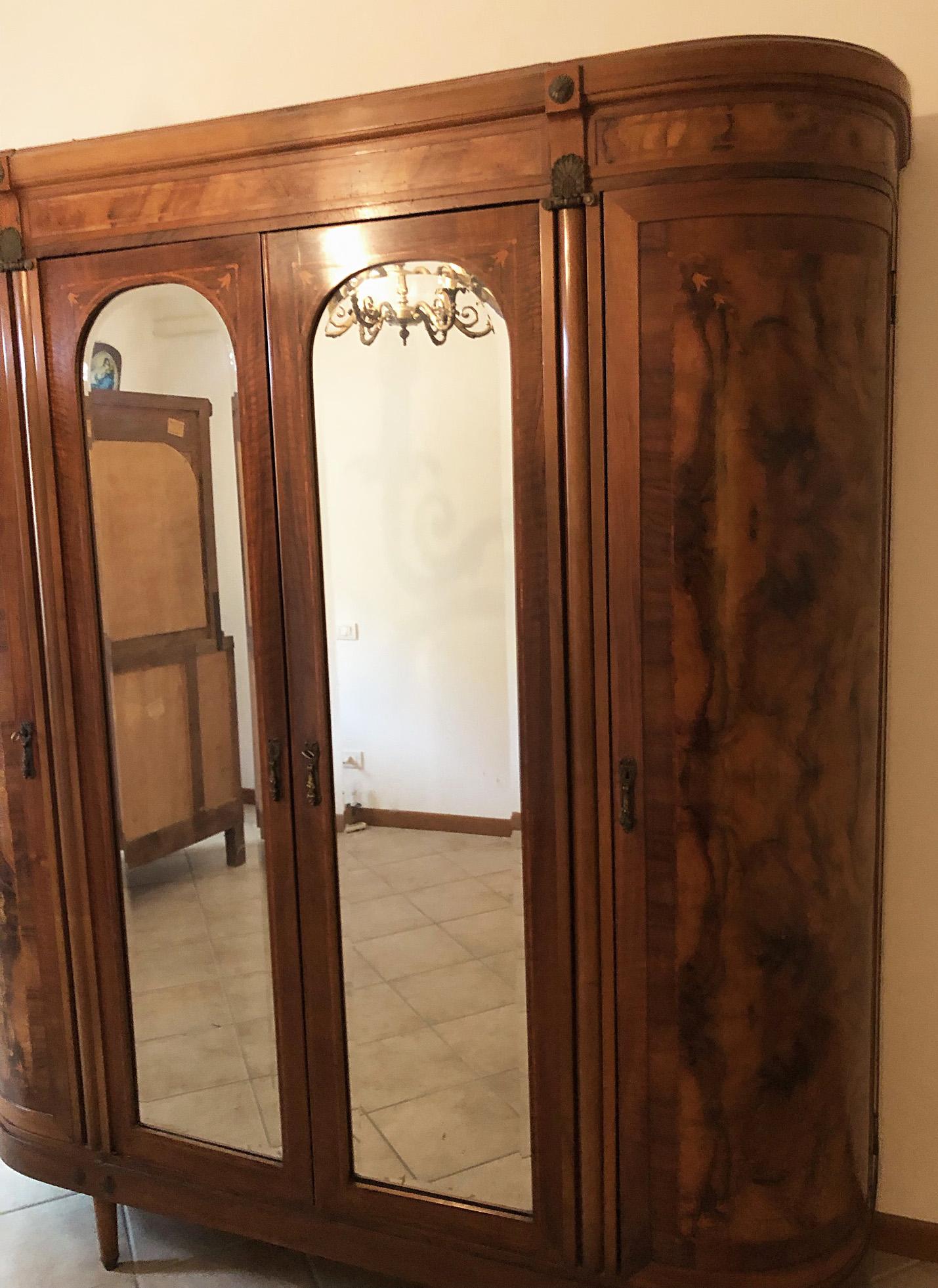 Art Deco Italian wardrobe with three doors, in walnut, curved on the sides, art deco For Sale