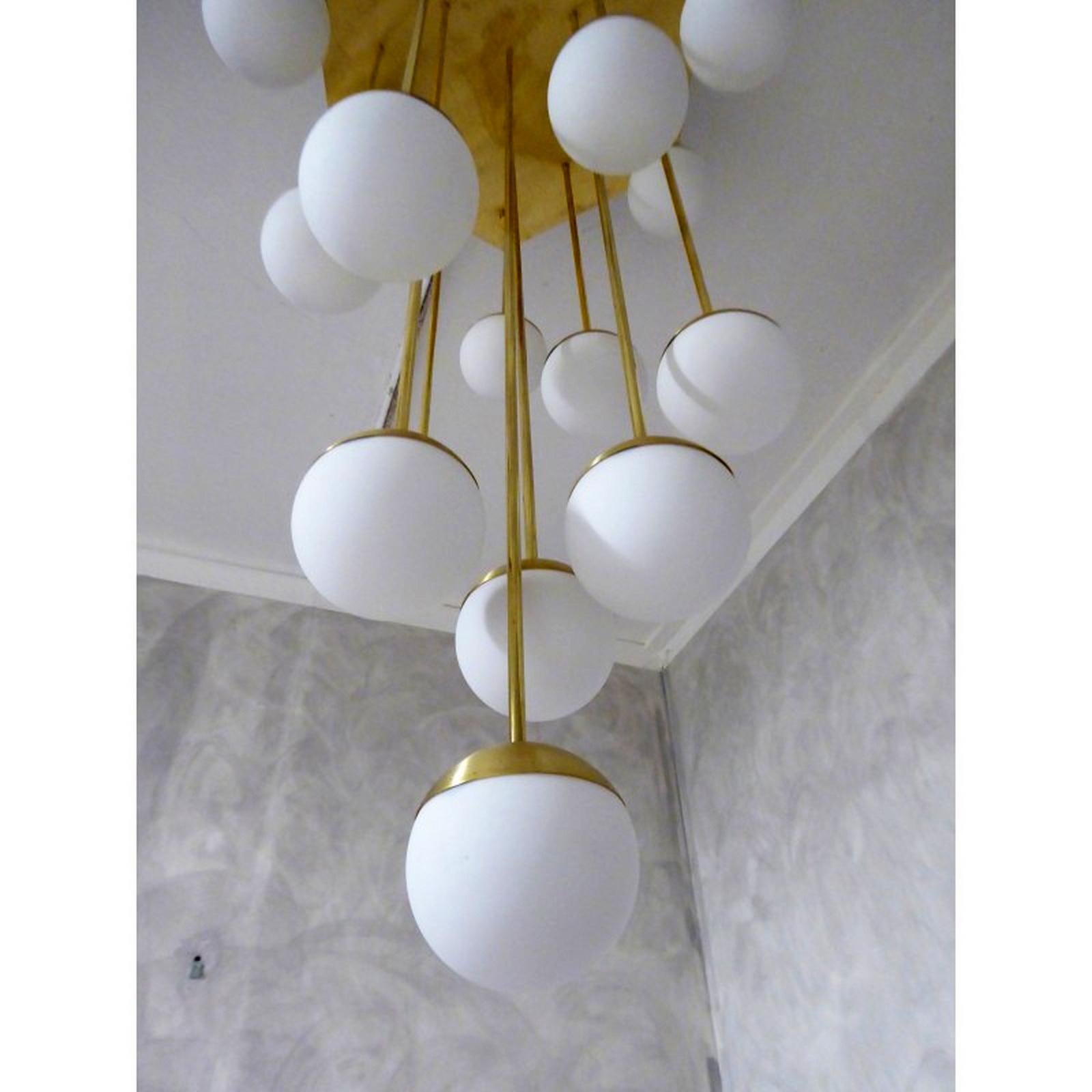 Huge Italian Waterfall Chandelier Eighteen Lights Brass and Opaline Glass For Sale 5