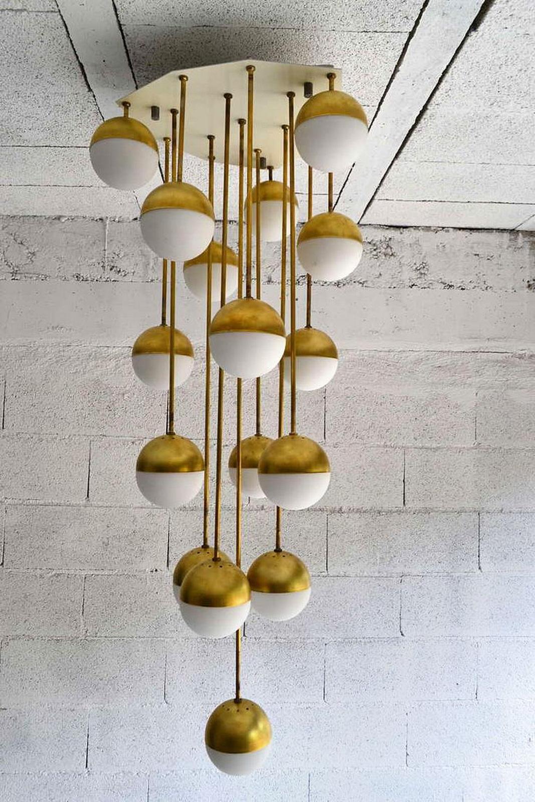 Huge Italian Waterfall Chandelier Eighteen Lights Brass and Opaline Glass For Sale 6